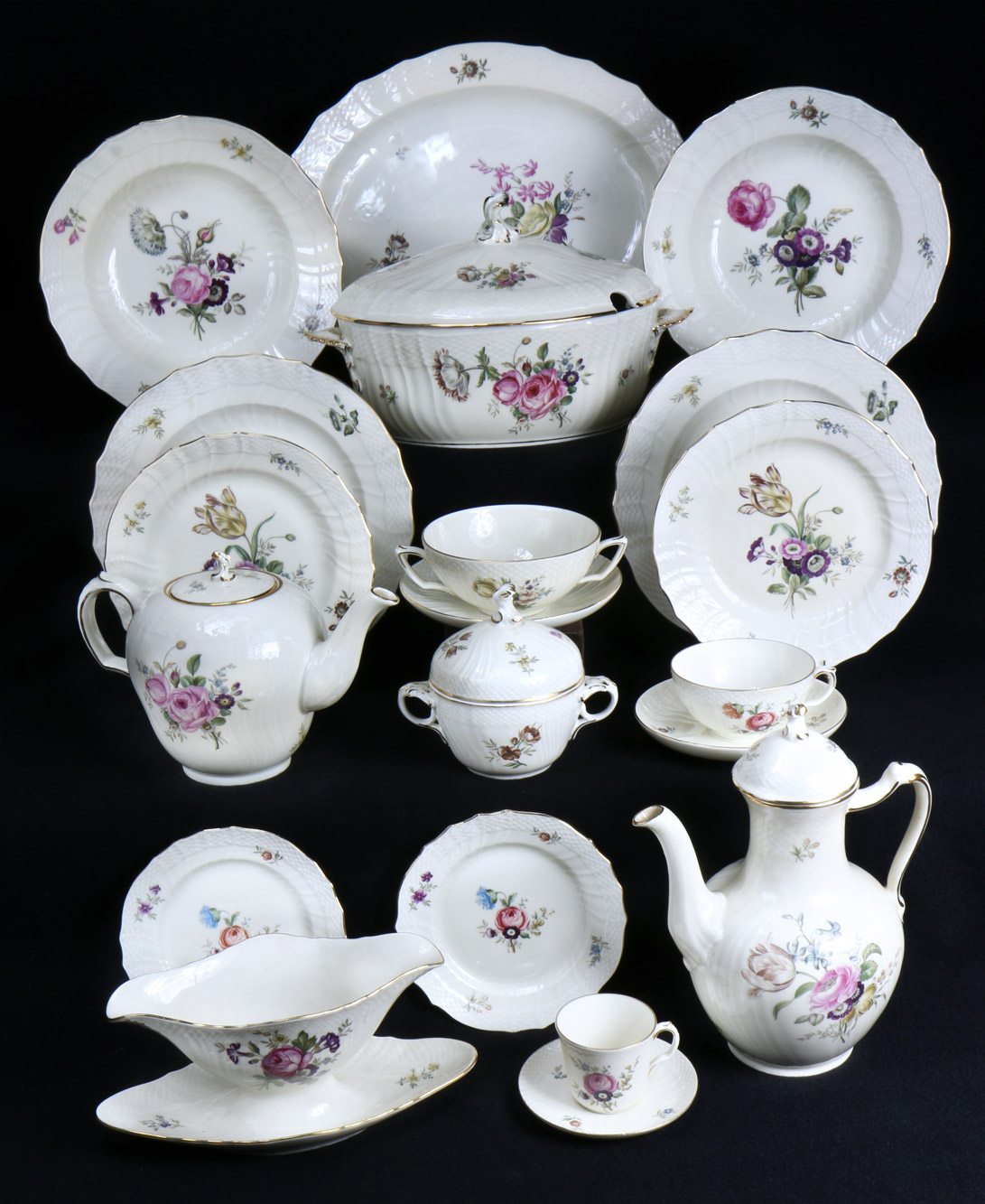  JUEGO DE PORCELANA DINAMARQUESA ROYAL COPENHAGEN PARA MESA.