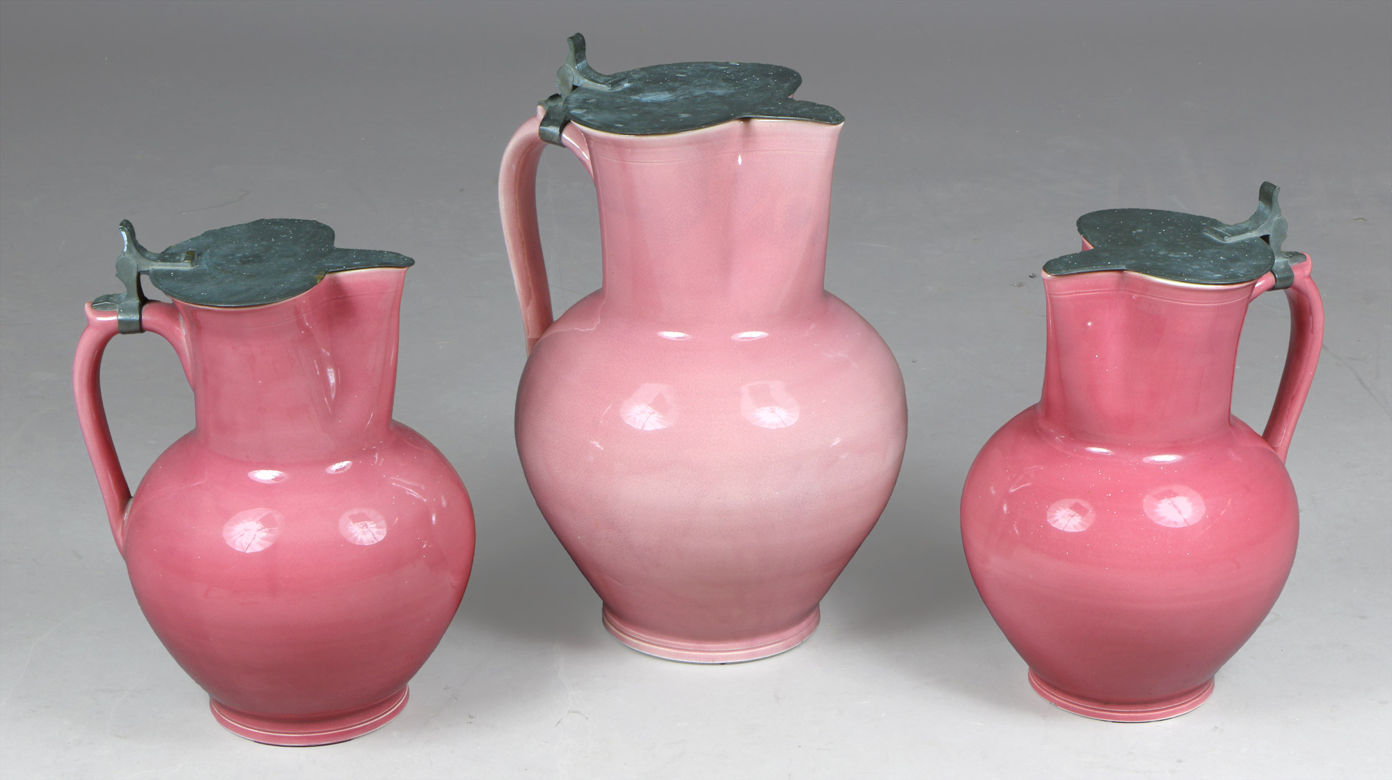  TRES GRANDES JARRAS HUNGARAS DE CERAMICA ZSOLNAY CON TAPA. 