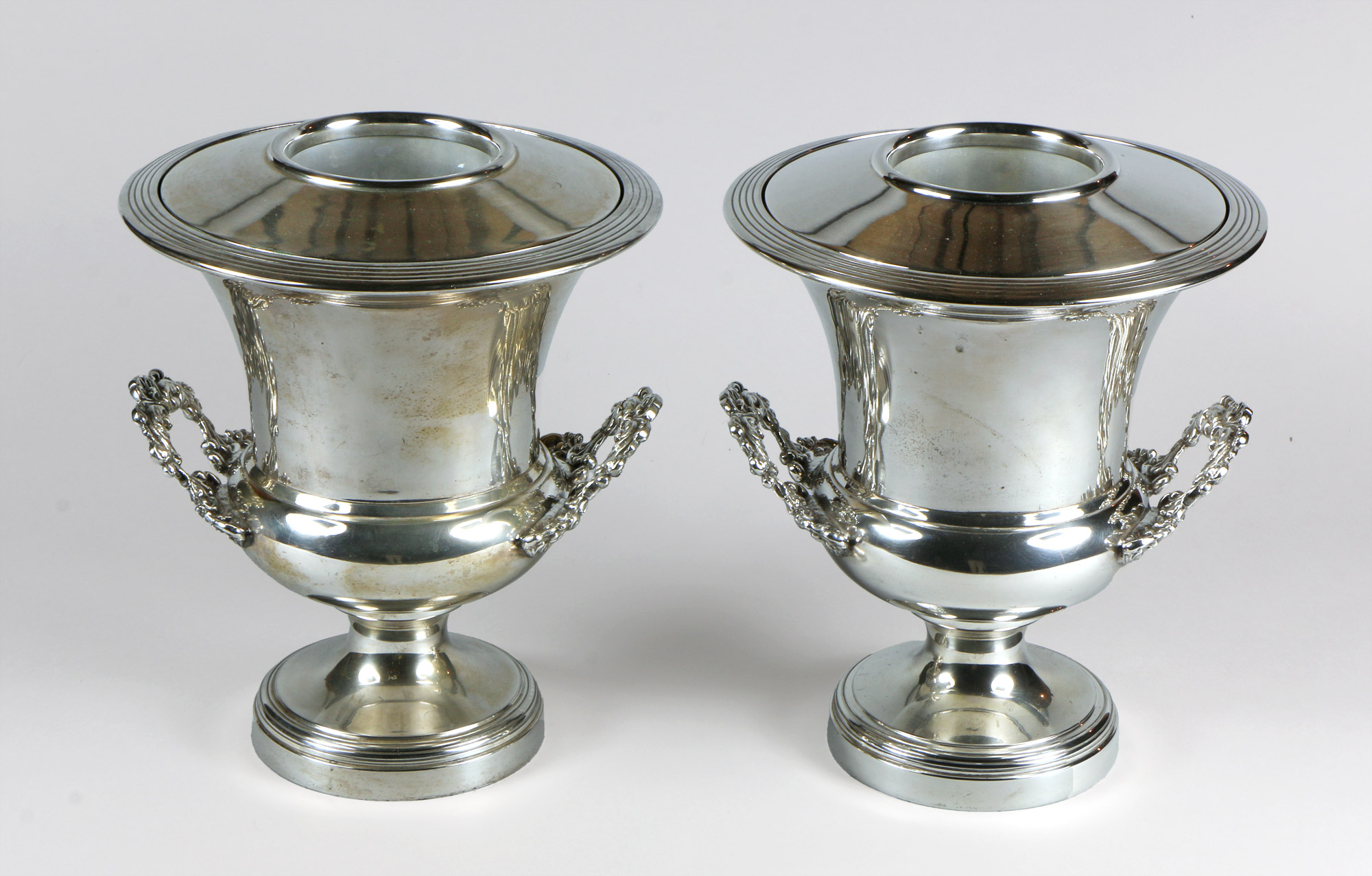 PAR DE FRAPERAS DE METAL PLATEADO CON TAPA. PAR DE FRAPERAS DE METAL PLATEADO CON TAPA.