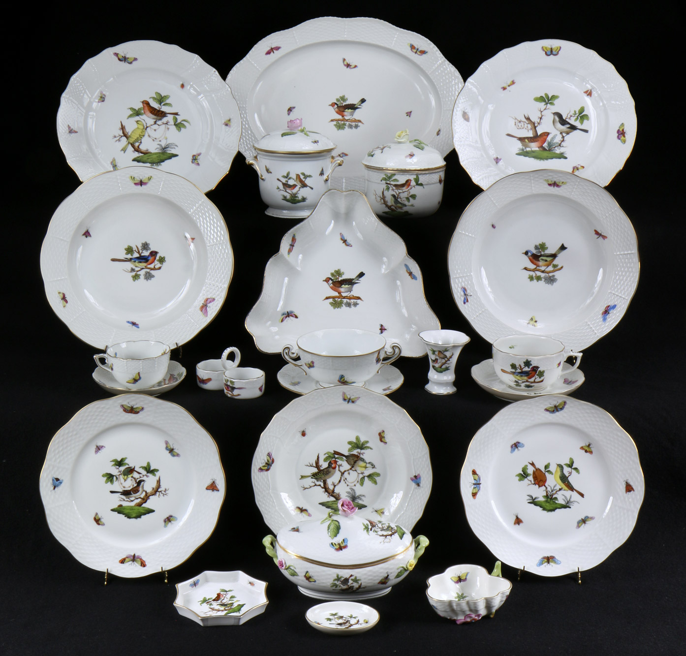 JUEGO DE PORCELANA HUNGARA DE HEREND PARA MESA. JUEGO DE PORCELANA HUNGARA DE HEREND PARA MESA.