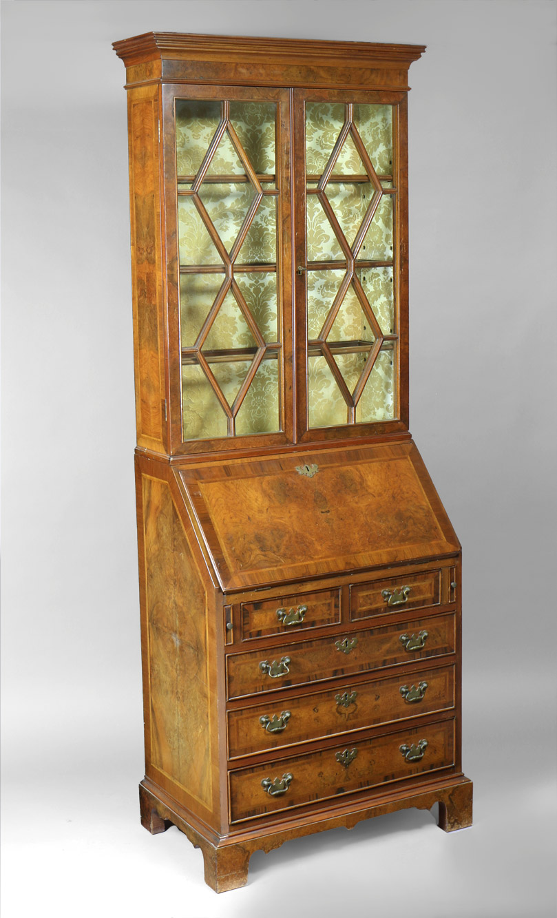 COMODA SECRETAIRE ESTILO INGLES CON VITRINA EN ALZADA. COMODA SECRETAIRE ESTILO INGLES CON VITRINA EN ALZADA.