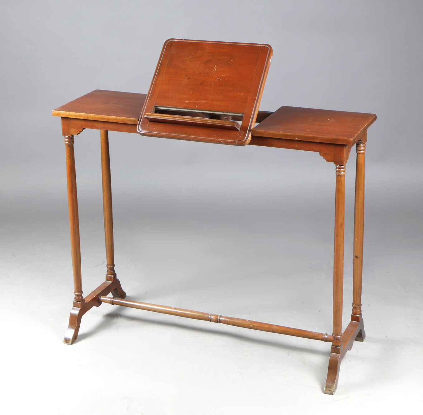 PEQUEÑA MESA DE FORMA RECTANGULAR PARA LECTURA. PEQUEÑA MESA DE FORMA RECTANGULAR PARA LECTURA.