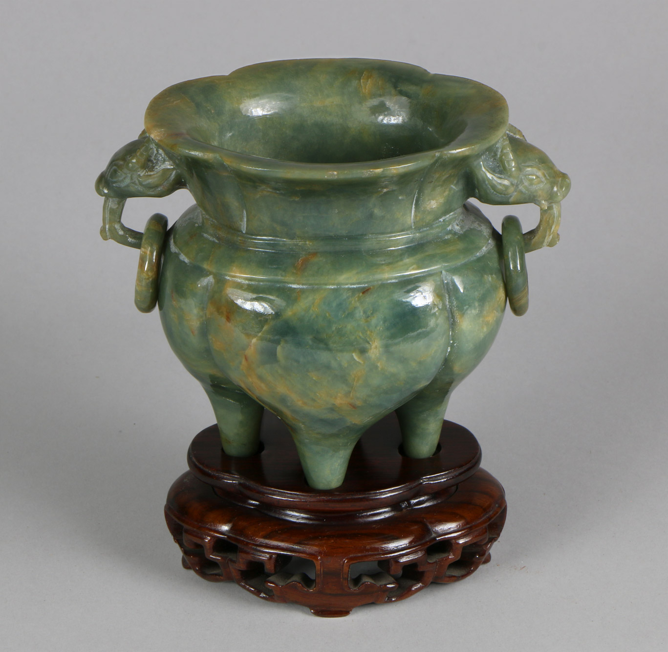  PEQUEÑO VASO CHINO DE JADE ESCULPIDO PARA INCIENSO. 