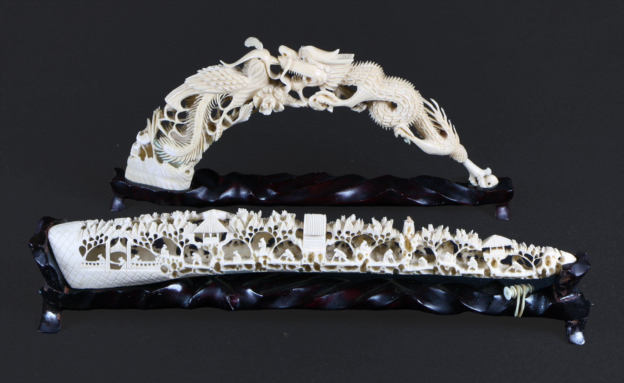 Lotes 545 y 544: 
																		COLMILLO CHINO DE MARFIL TALLADO Y CALADO.
																		COLMILLO CHINO DE MARFIL TALLADO Y CALADO. 