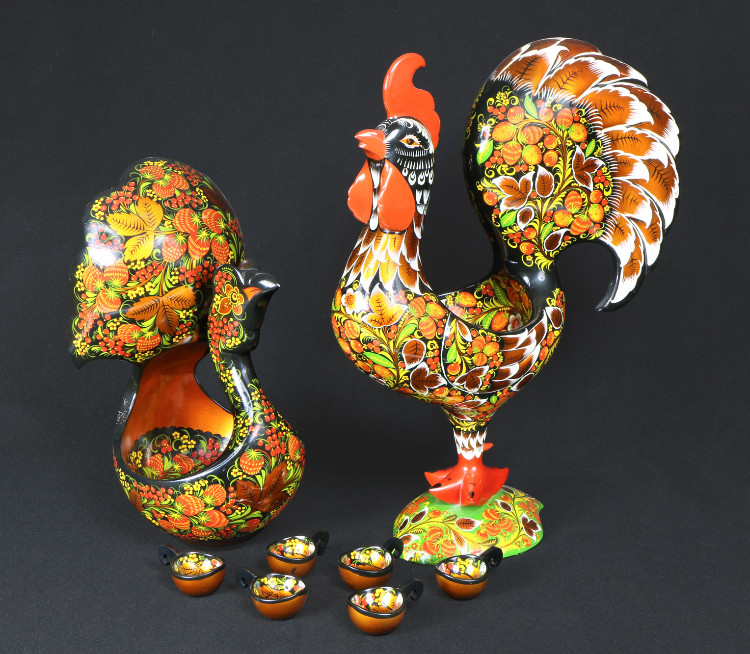  DOS CUENCOS RUSOS DECORADOS CON PINTURA DE KHOKHLOMA. 