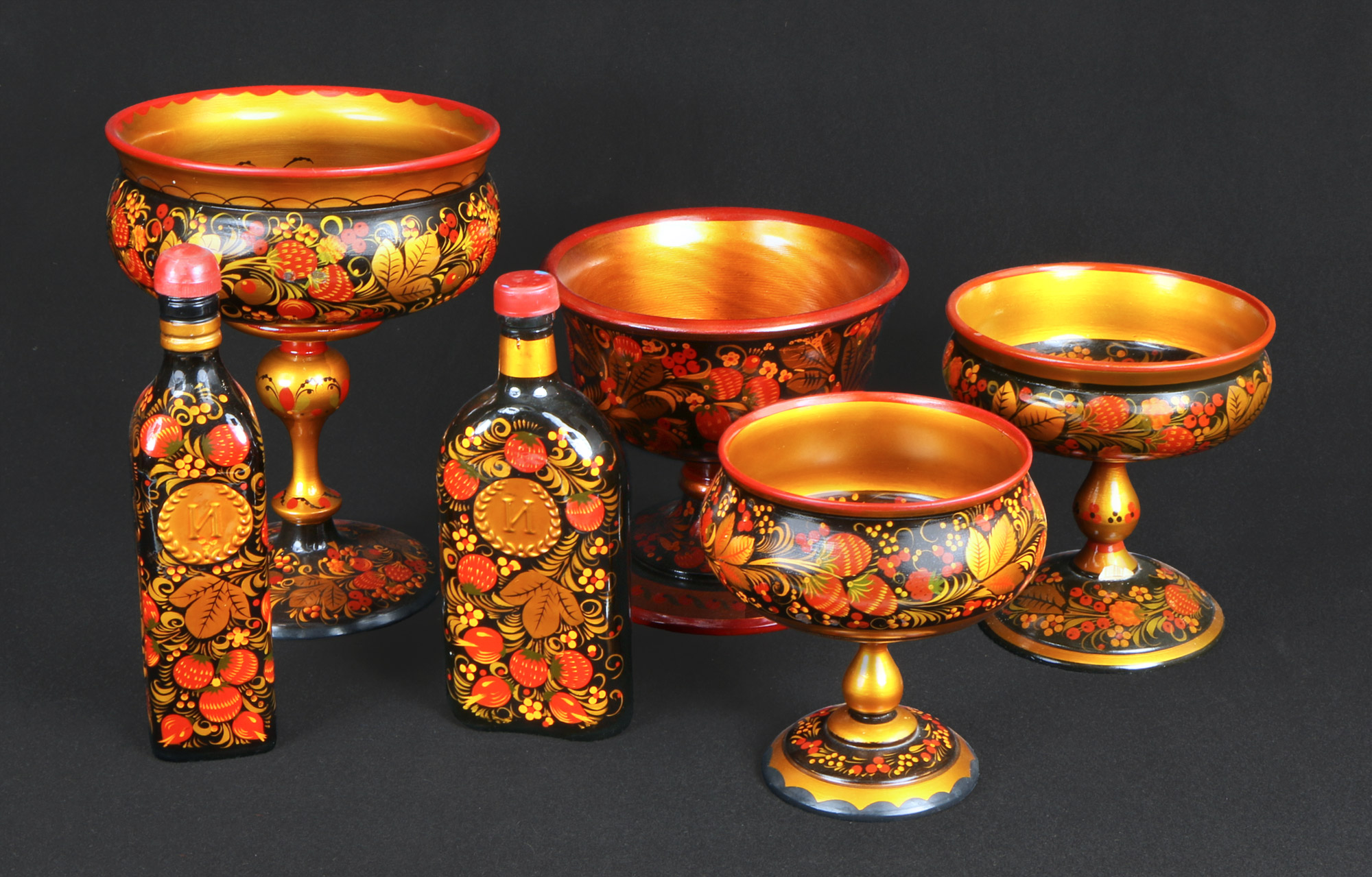  SEIS PIEZAS RUSAS DECORADAS CON PINTURA DE KHOKHLOMA. 