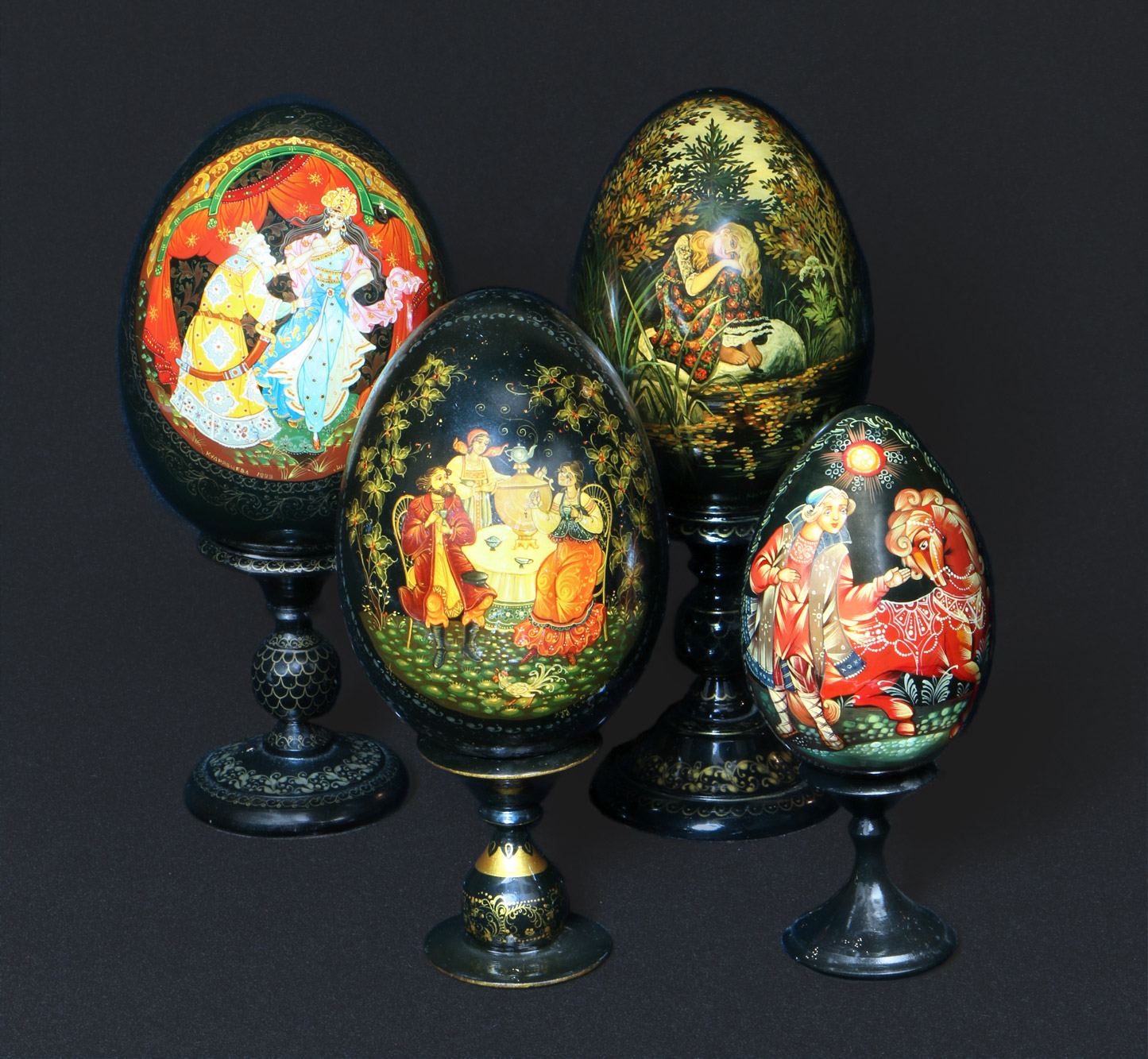  CUATRO HUEVOS RUSOS DE MADERA LAQUEADA DECORADA A MANO. 