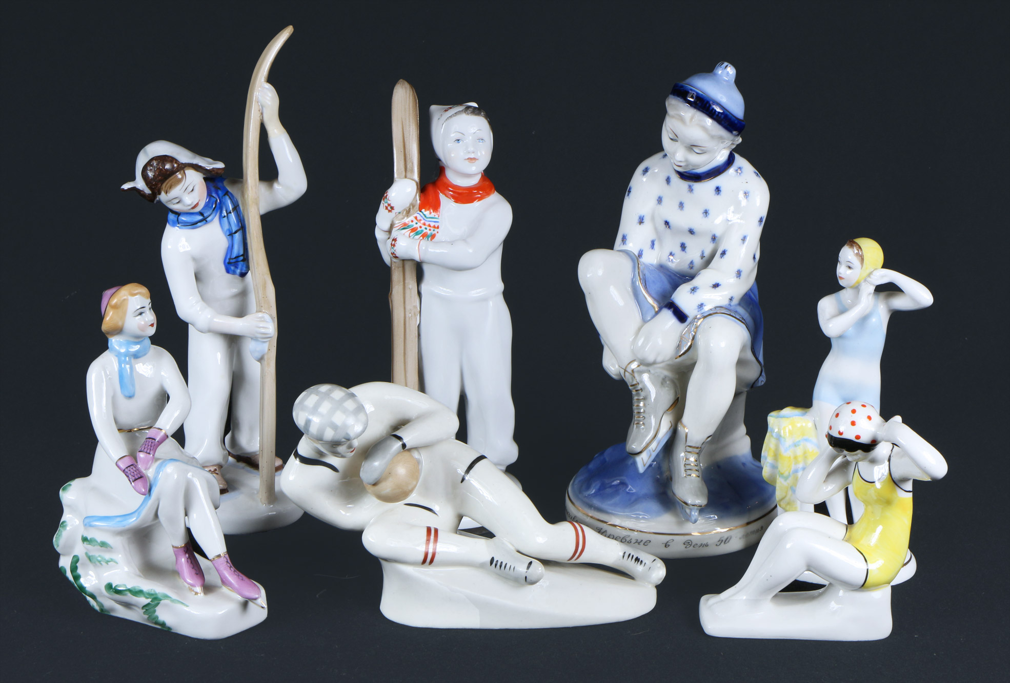  SIETE FIGURAS RUSAS DE PORCELANA ESMALTADA. 