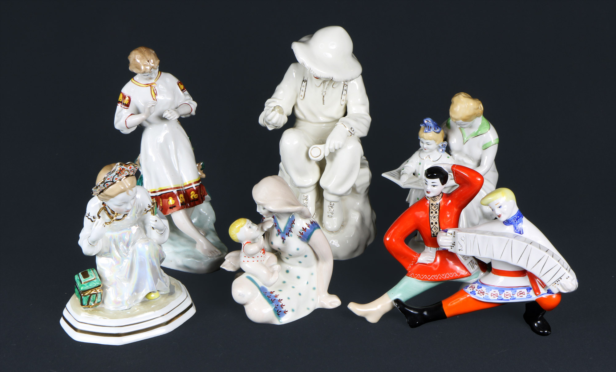  SEIS PIEZAS RUSAS DE PORCELANA ESMALTADA. 