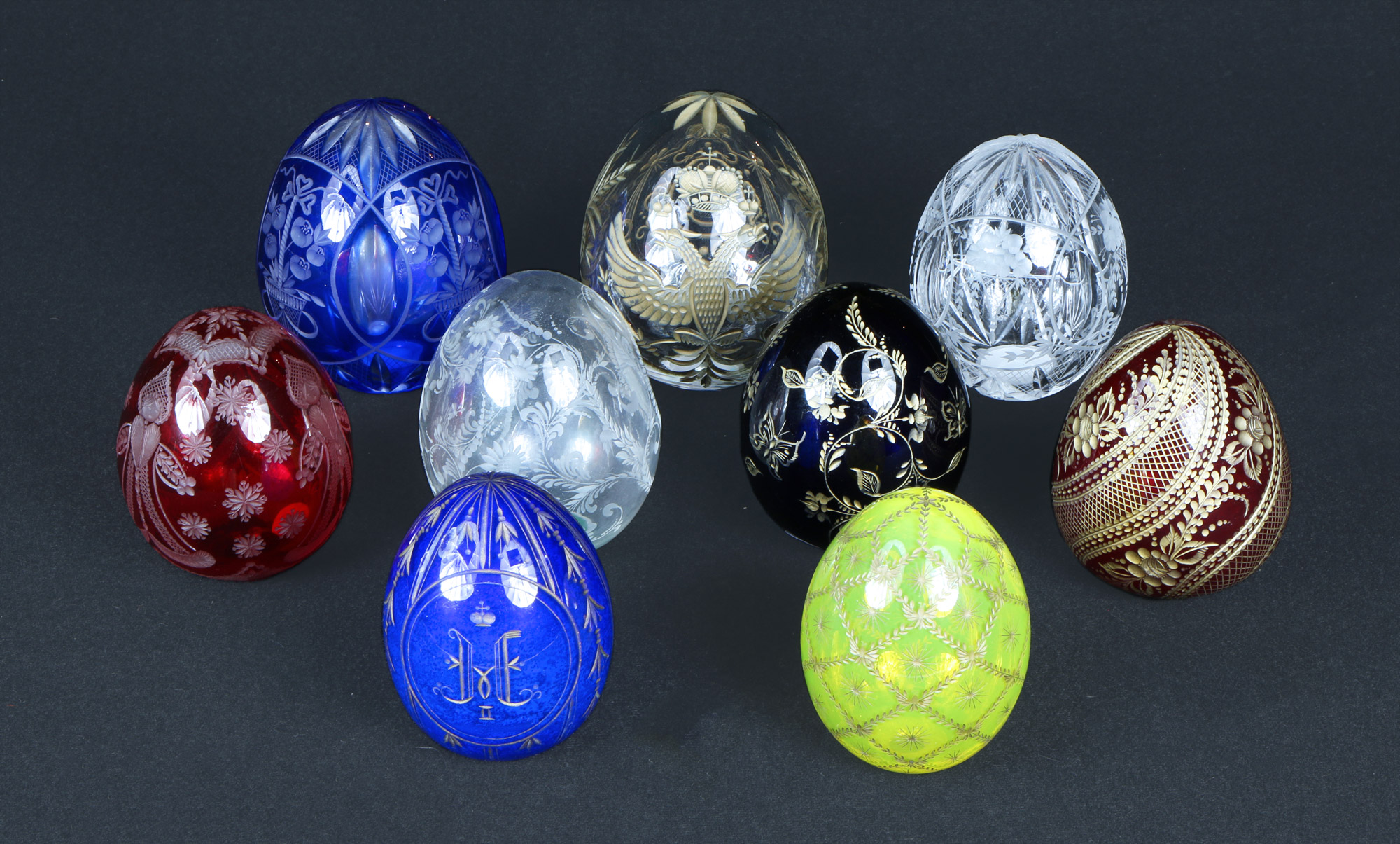  NUEVE HUEVOS RUSOS DE VIDRIO ARTISTICO TALLADO. 