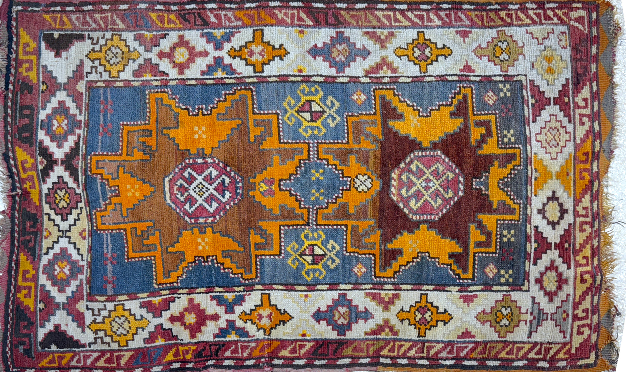 PEQUEÑA ALFOMBRA CAUCASICA DE LANA TEJIDA A MANO. PEQUEÑA ALFOMBRA CAUCASICA DE LANA TEJIDA A MANO.