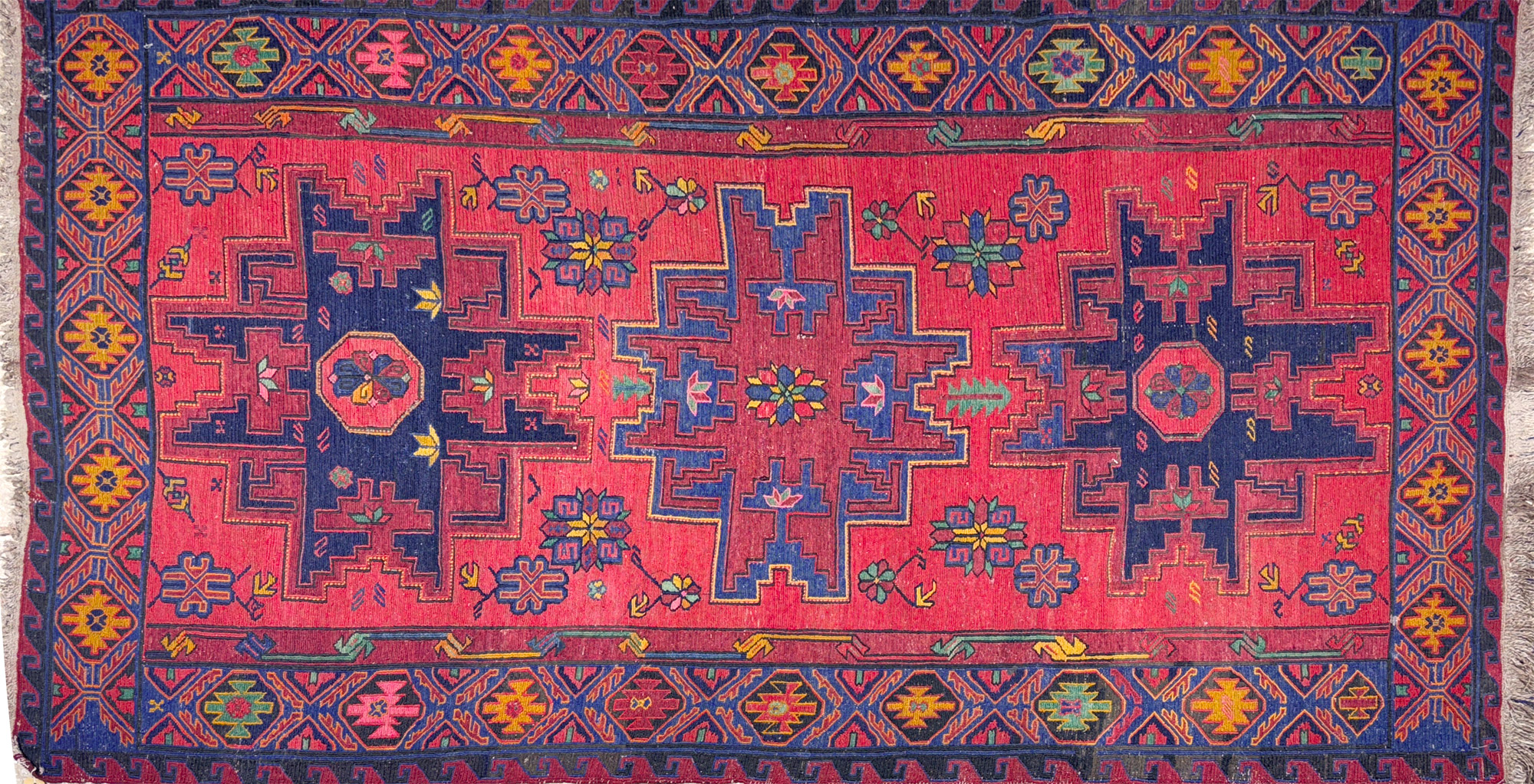 CURIOSA ALFOMBRA RUSA DE LANA TEJIDA A MANO. CURIOSA ALFOMBRA RUSA DE LANA TEJIDA A MANO.