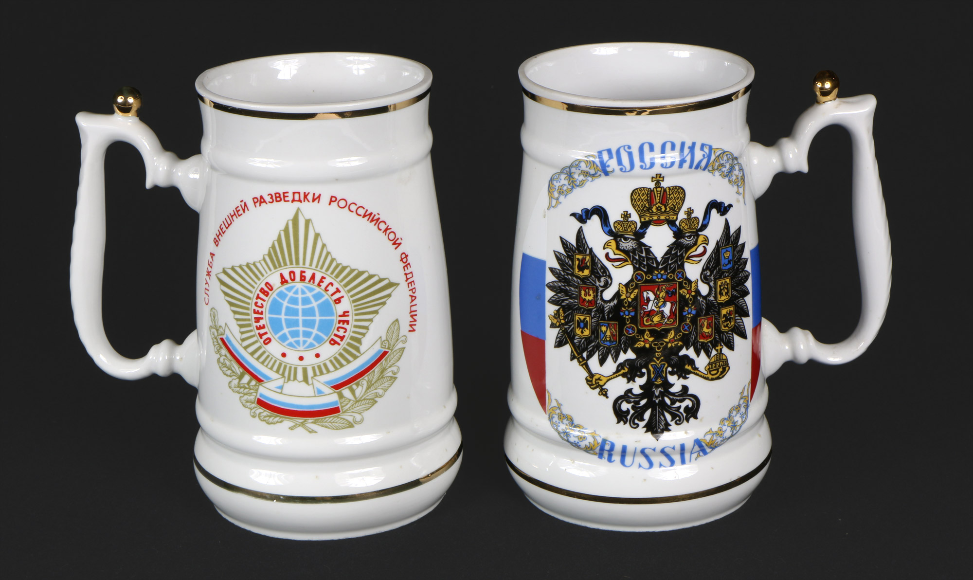  PAR DE GRANDES JARROS DE PORCELANA RUSA PARA CERVEZA. 