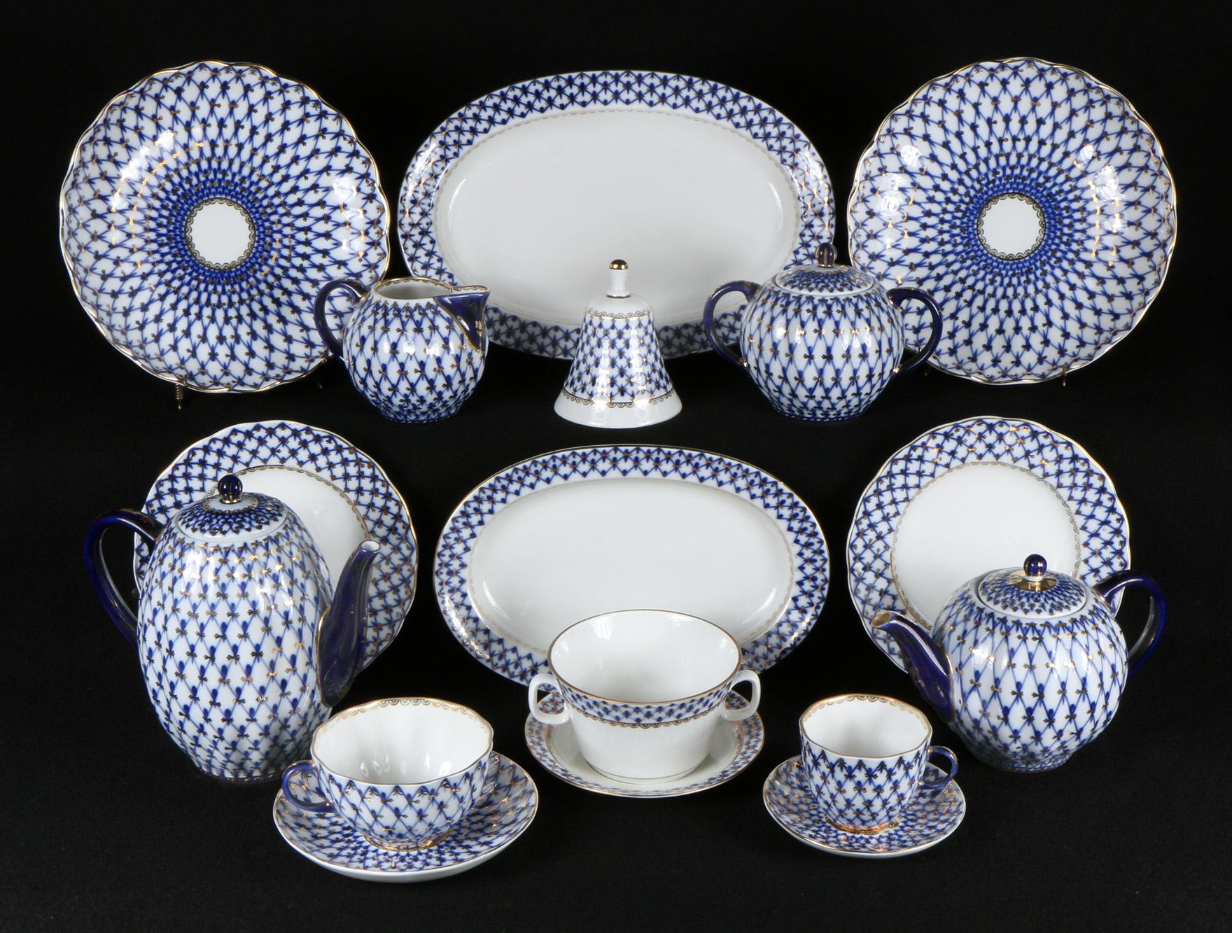  CONJUNTO DE PORCELANA RUSA PARA MESA. 