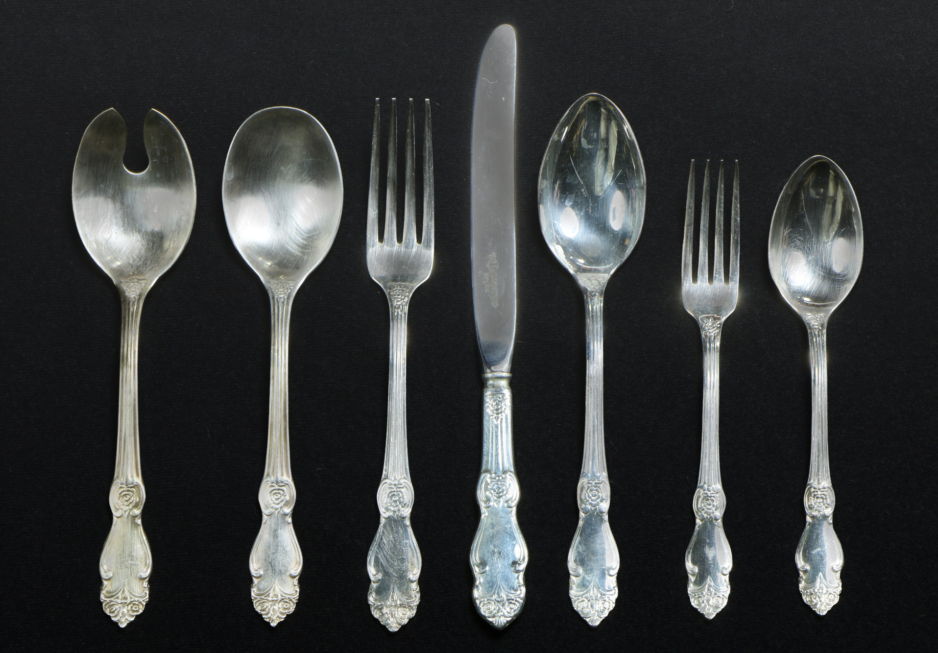  JUEGO DE CUBIERTOS DE METAL RUSO PLATEADO. 