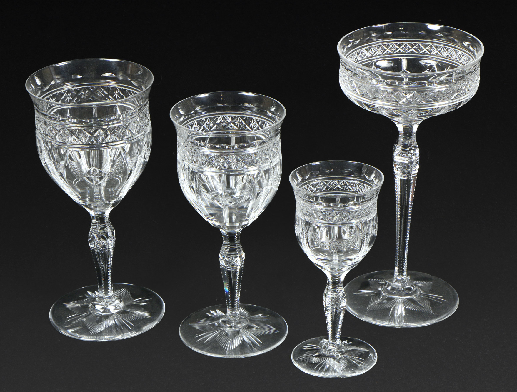  CONJUNTO DE COPAS DE CRISTAL RUSO TALLADO. 