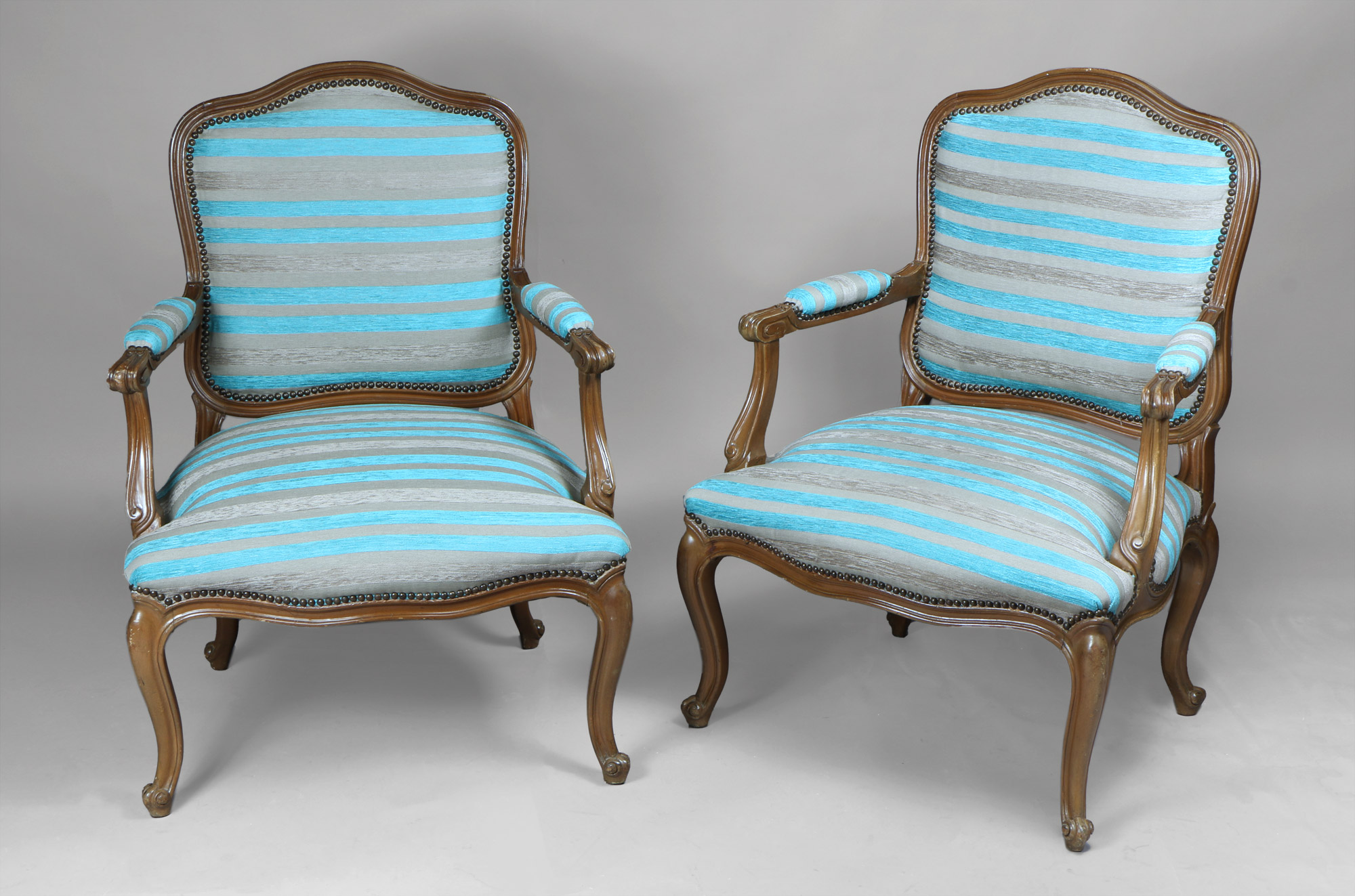  PAR DE SILLONES DE ESTILO FRANCES LUIS XV. 