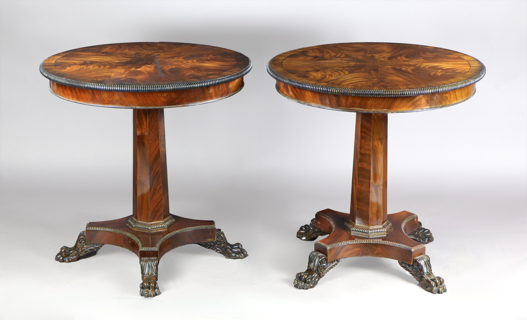 PAR DE MESAS CIRCULARES DE ESTILO INGLES REGENCY. PAR DE MESAS CIRCULARES DE ESTILO INGLES REGENCY.