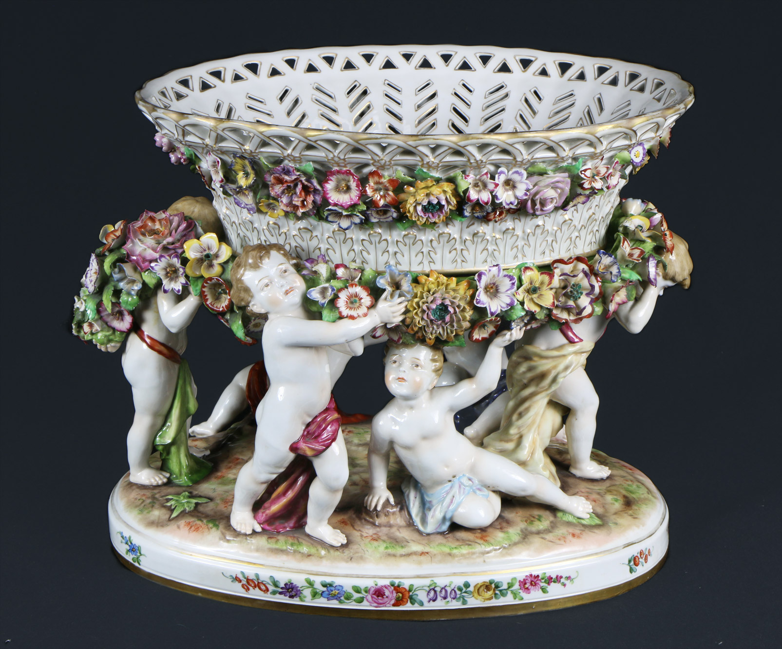  CENTRO JARDINERA DE PORCELANA ALEMANA DE PLAUE. 