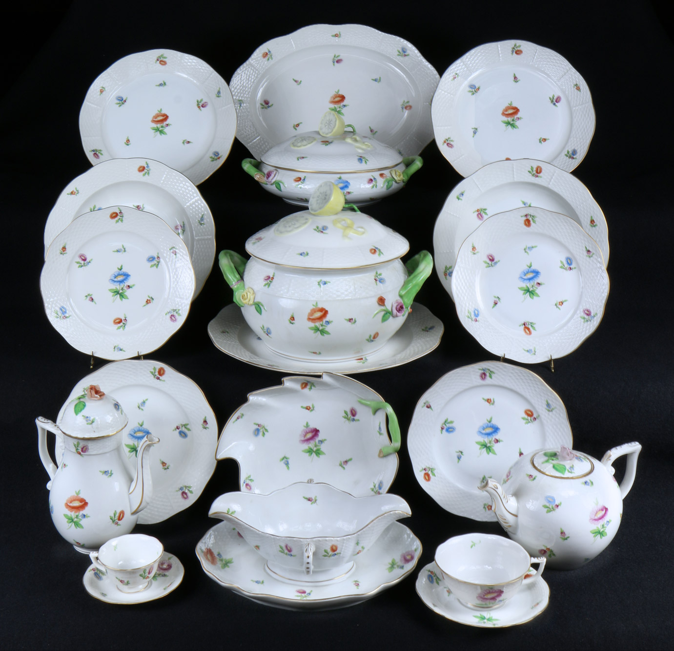  JUEGO DE PORCELANA HUNGARA DE HEREND PARA MESA.