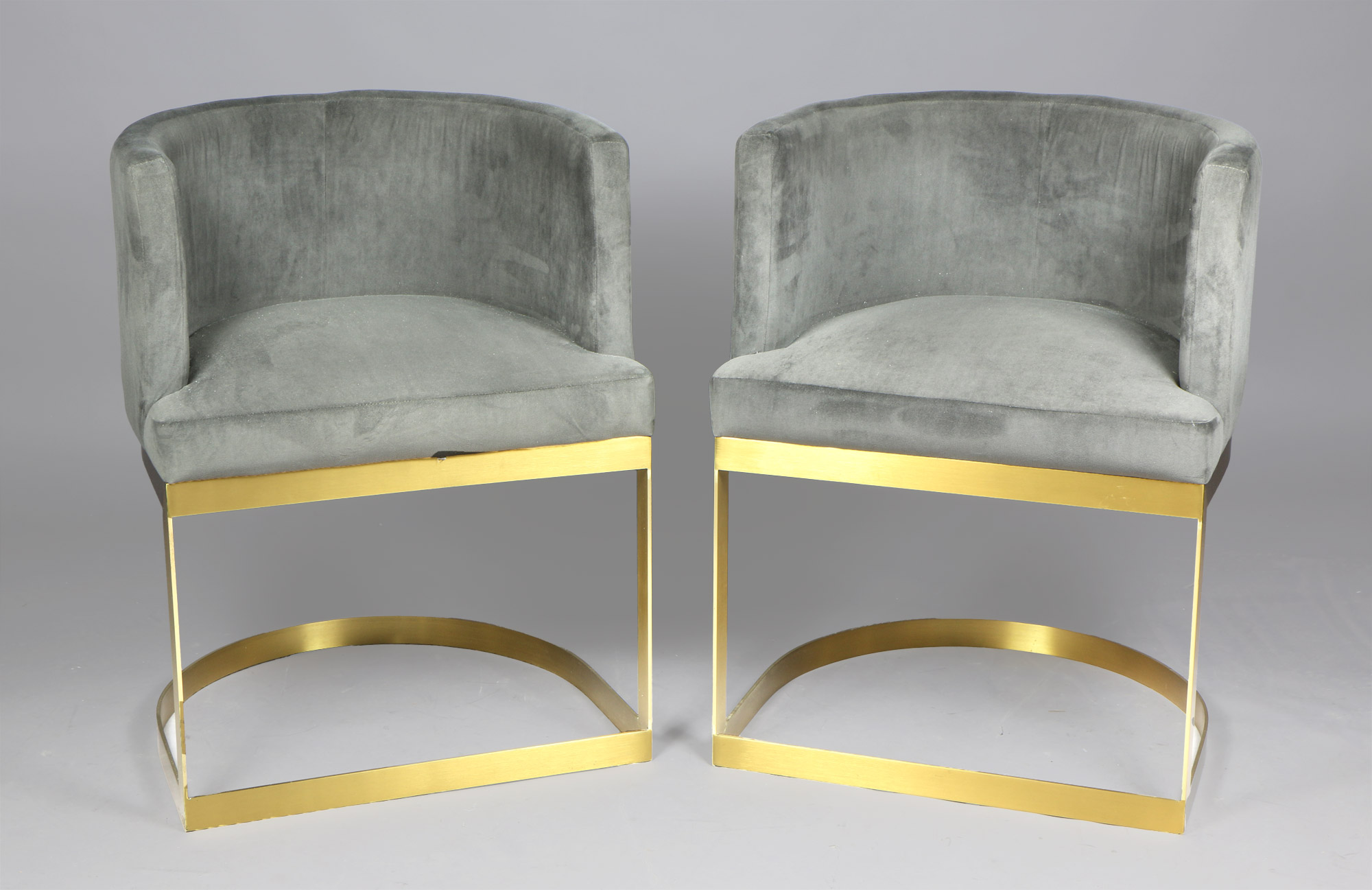 TRES BUTACAS CURVAS DE LINEA MODERNA. TRES BUTACAS CURVAS DE LINEA MODERNA.