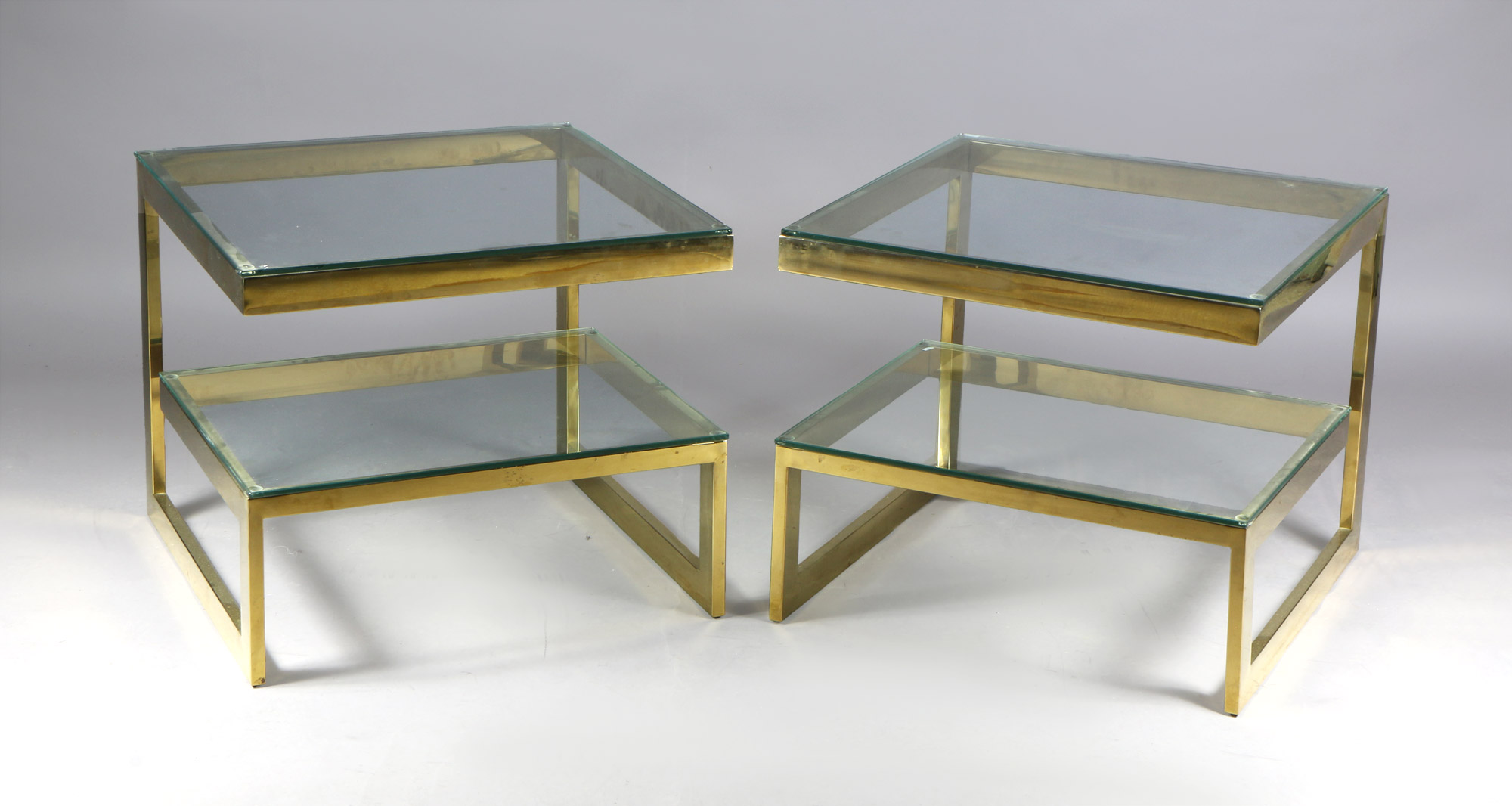 PAR DE MESAS AUXILIARES DE LINEA MODERNA. PAR DE MESAS AUXILIARES DE LINEA MODERNA.