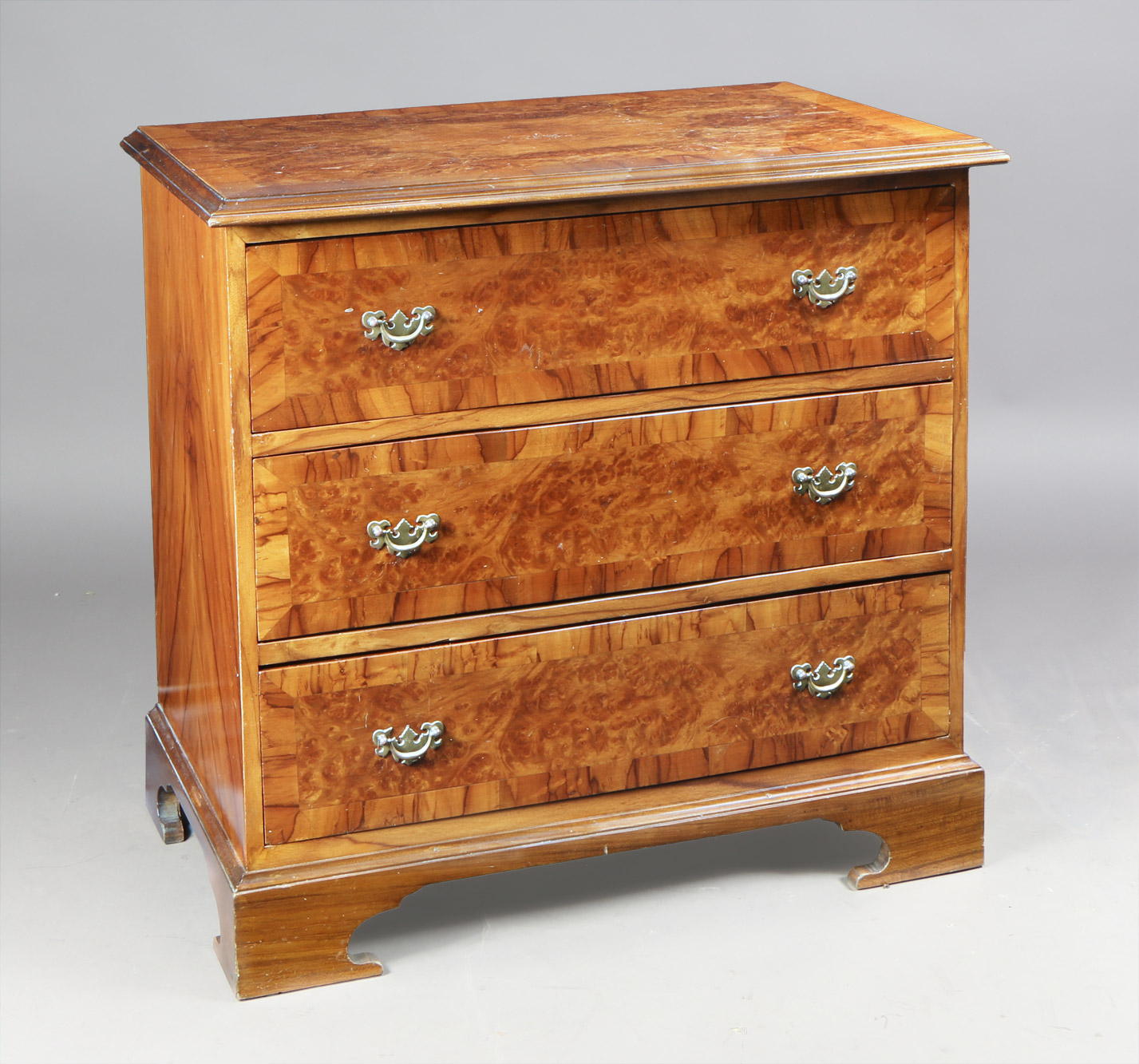 PEQUEÑA COMODA DE ESTILO INGLES. PEQUEÑA COMODA DE ESTILO INGLES.