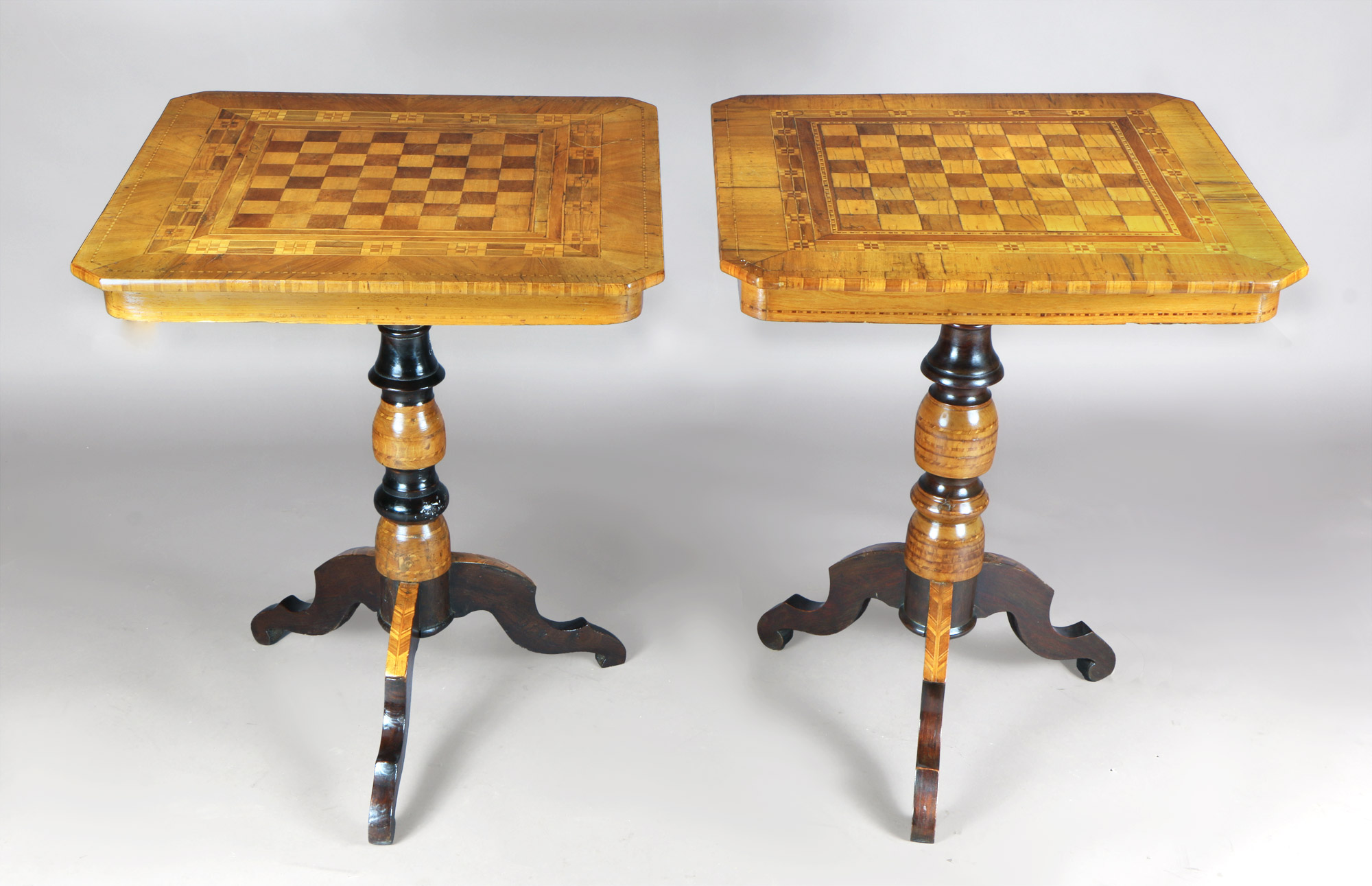  PAR DE ANTIGUAS MESAS AUXILIARES ITALIANAS DEL SIGLO XIX.