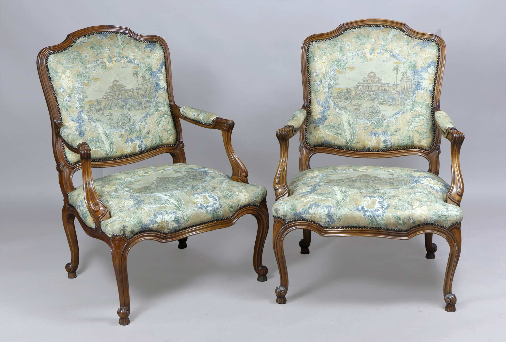 PAR DE SILLONES FRANCESES DE ESTILO LUIS XV. PAR DE SILLONES FRANCESES DE ESTILO LUIS XV.