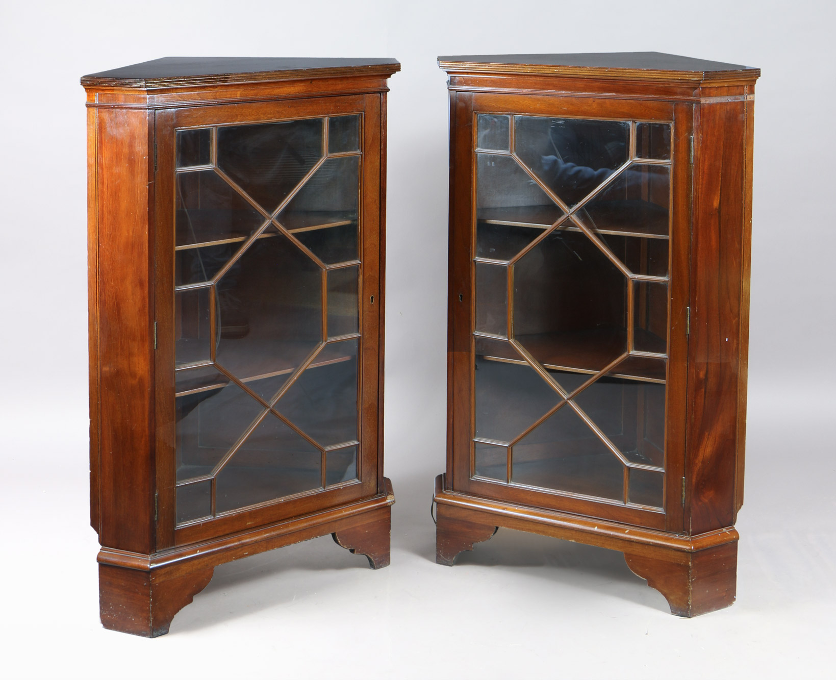 PAR DE MUEBLES RINCONEROS INGLESES. PAR DE MUEBLES RINCONEROS INGLESES.