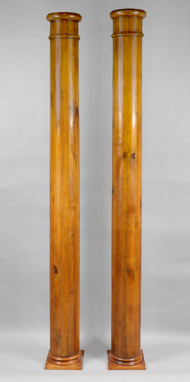  PAR DE GRANDES COLUMNAS INGLESAS DE FORMA CILINDRICA.