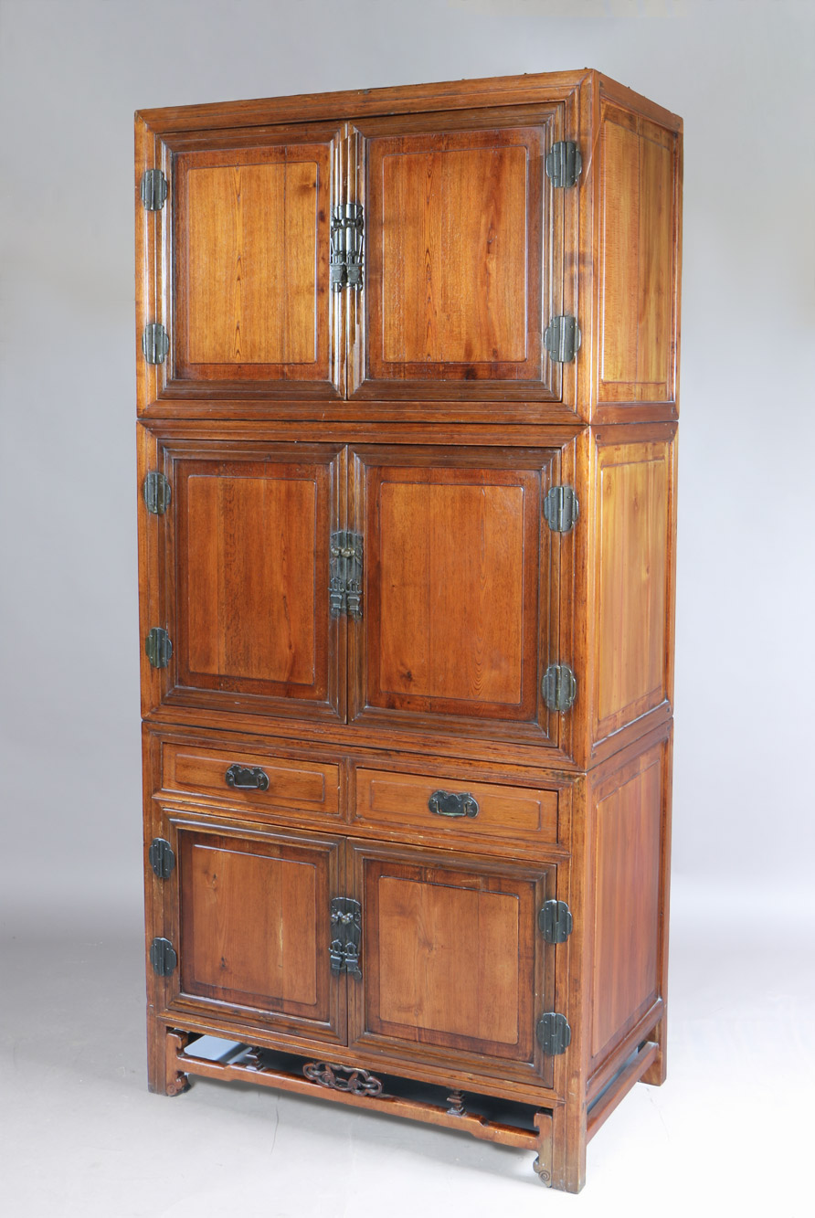  MUEBLE CHINO FORMADO POR TRES CUERPOS.