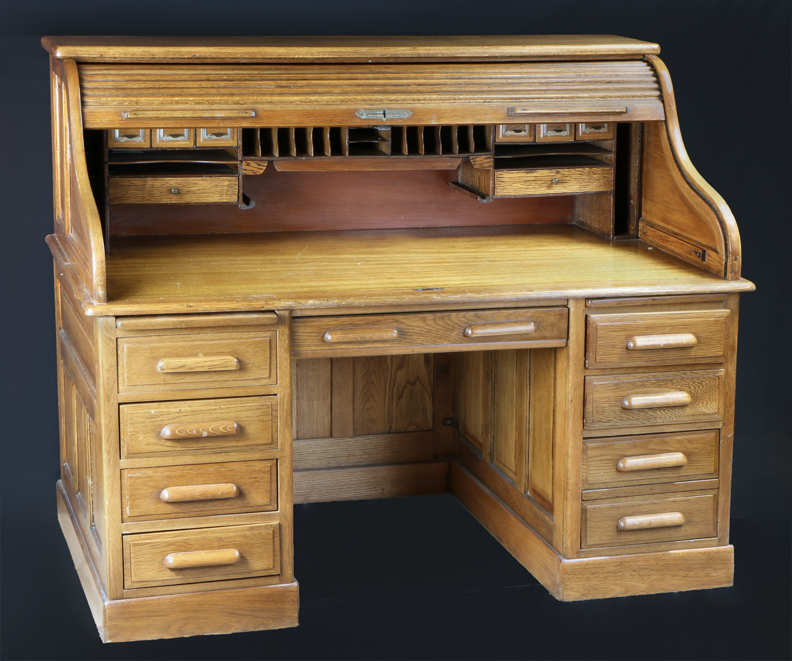  ESCRITORIO AMERICANO DE PEDESTALES CON ALZADA.