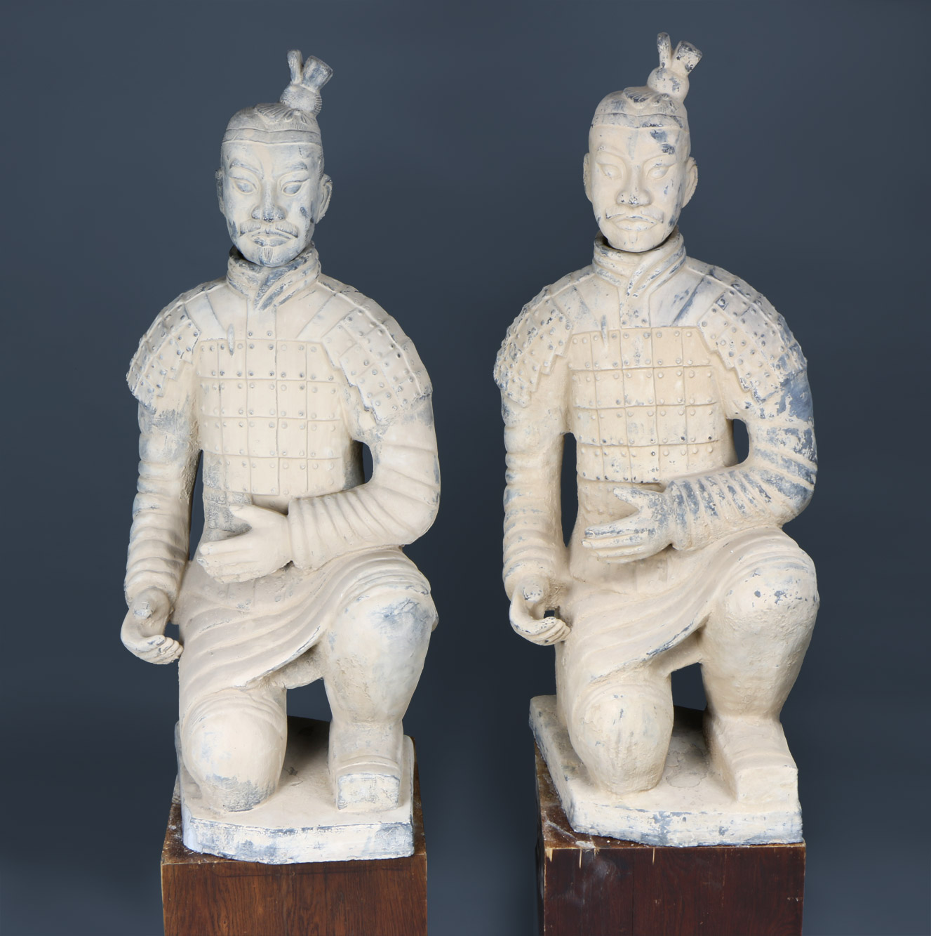  PAR FIGURAS CHINAS DE TERRACOTA REPRESENTANDO GUERREROS.