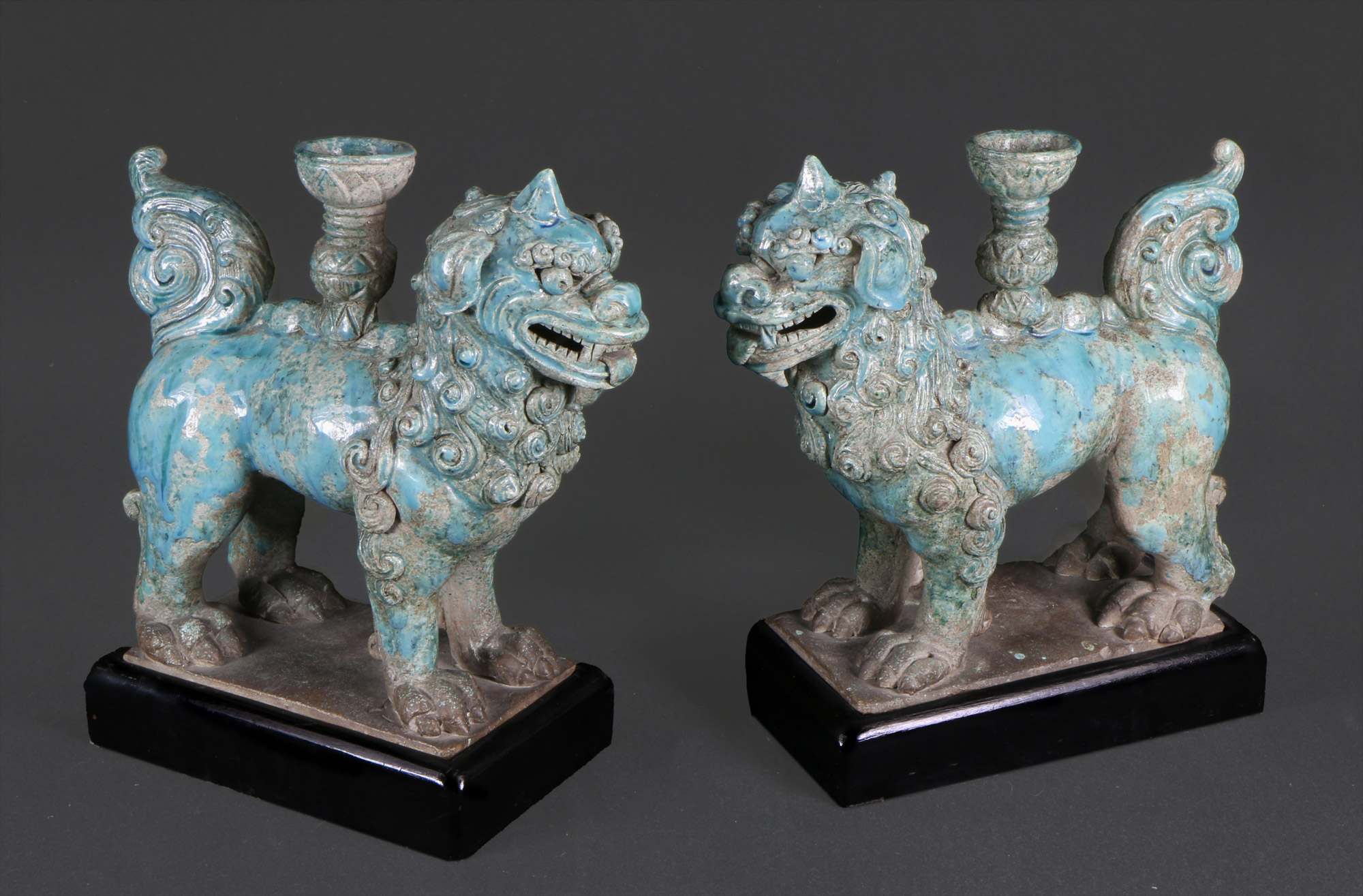 PAR DE SAHUMADORES CHINOS DE ALFARERIA ESMALTADA. PAR DE SAHUMADORES CHINOS DE ALFARERIA ESMALTADA.