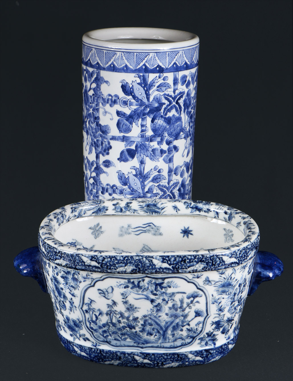  JARDINERA Y PARAGÜERO DE PORCELANA CHINA ESMALTADA. 