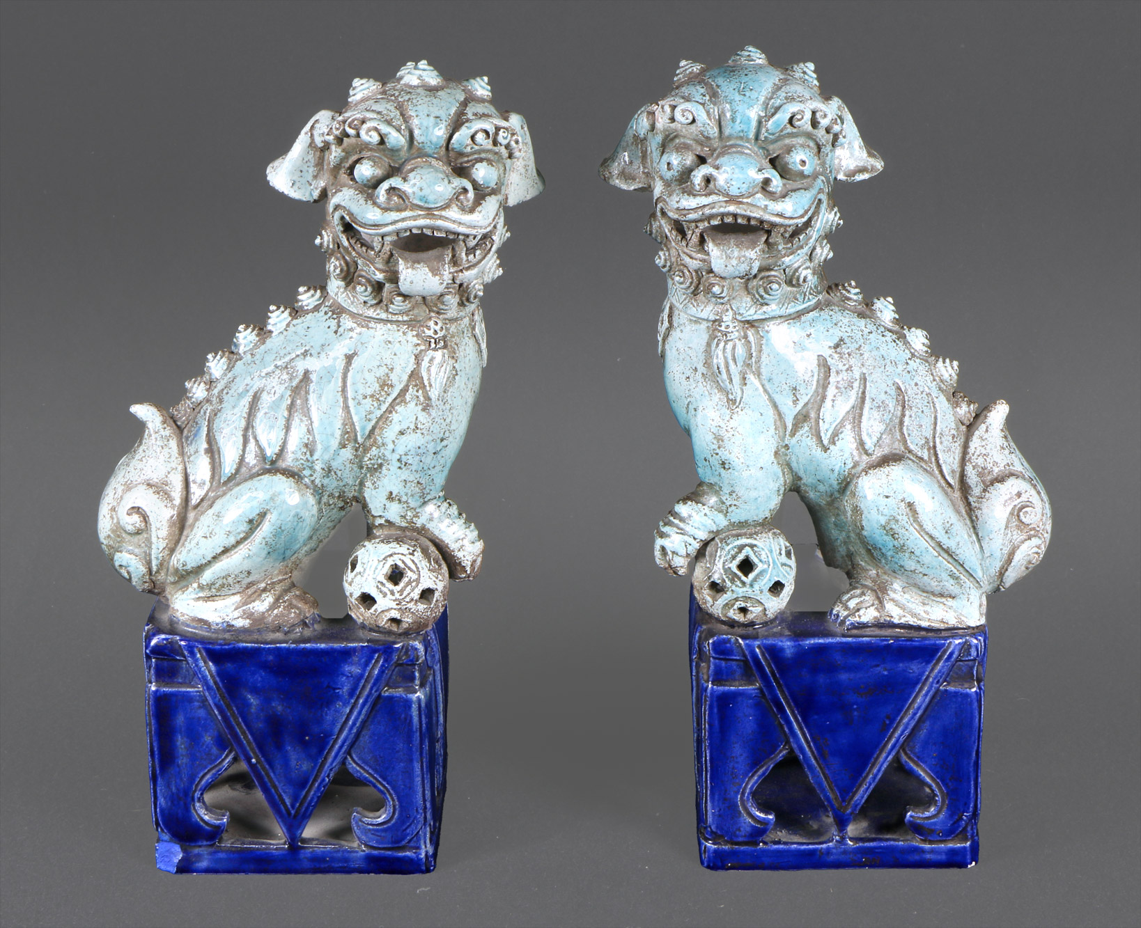 PAR DE FIGURAS CHINAS DE ALFARERIA ESMALTADA. PAR DE FIGURAS CHINAS DE ALFARERIA ESMALTADA.