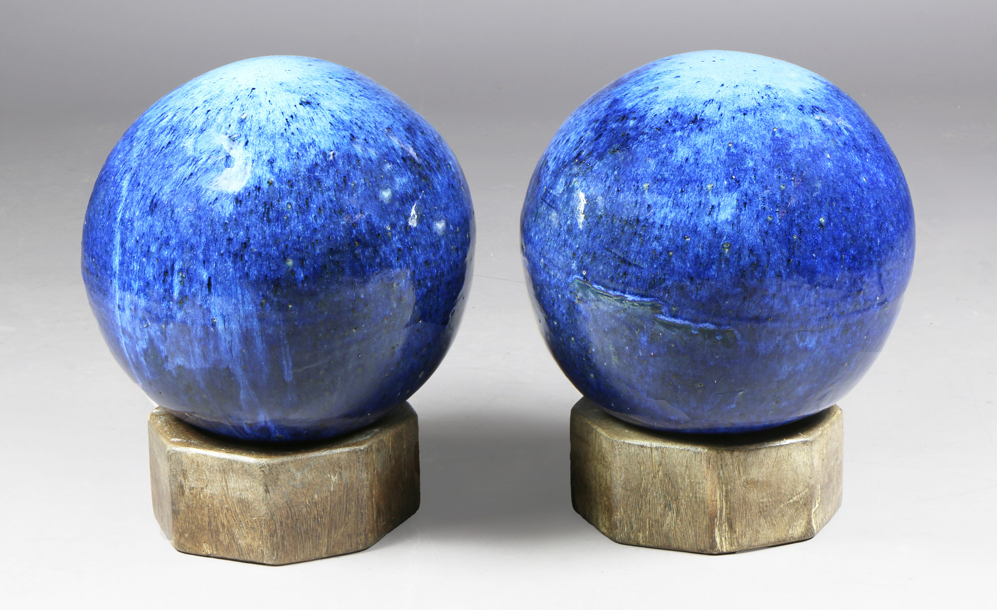 PAR DE ESFERAS DECORATIVAS DE CERAMICA ESMALTADA. PAR DE ESFERAS DECORATIVAS DE CERAMICA ESMALTADA.