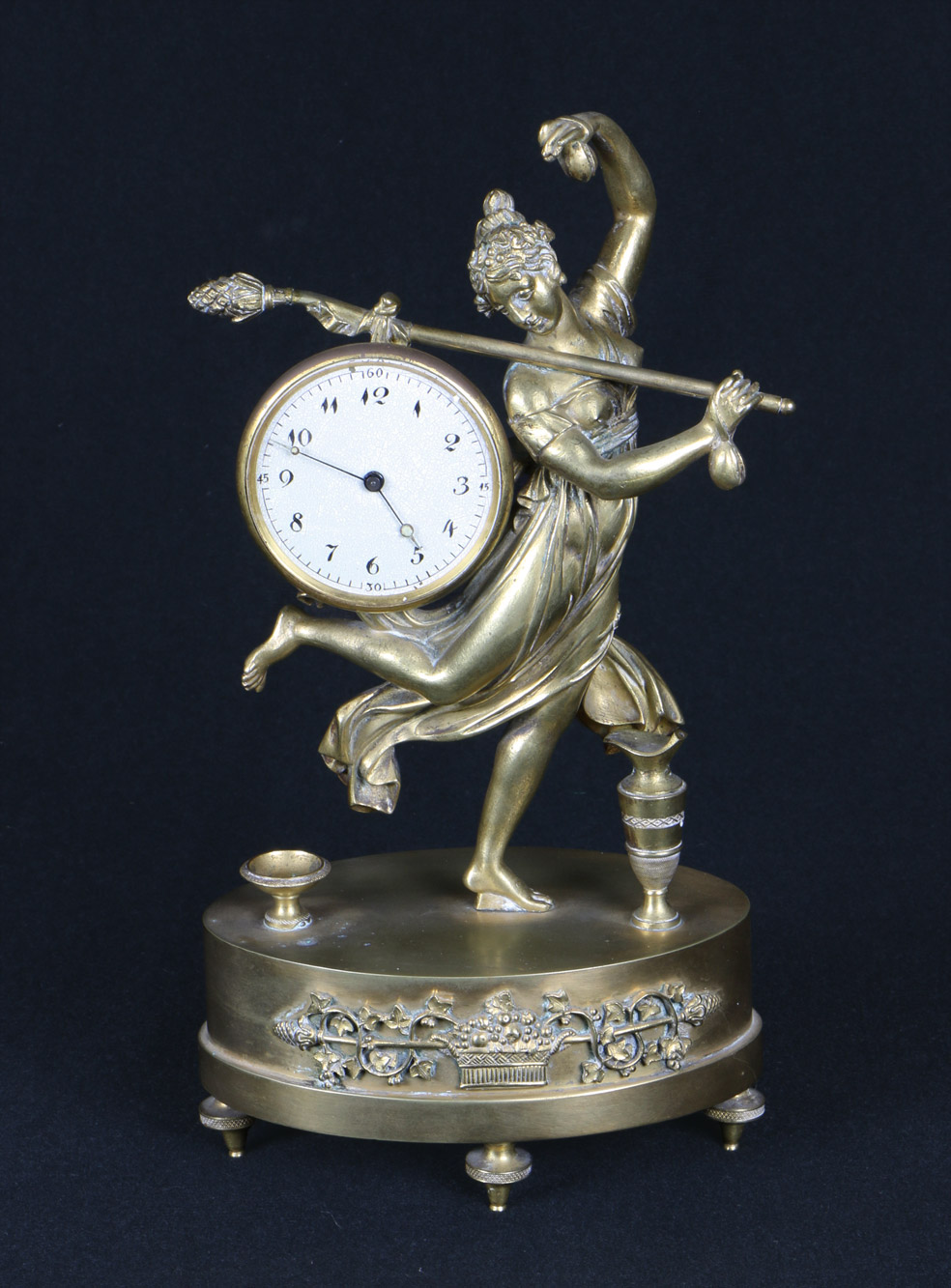 PEQUEÑO RELOJ DE APOYO SUIZO EN BRONCE CINCELADO. PEQUEÑO RELOJ DE APOYO SUIZO EN BRONCE CINCELADO.