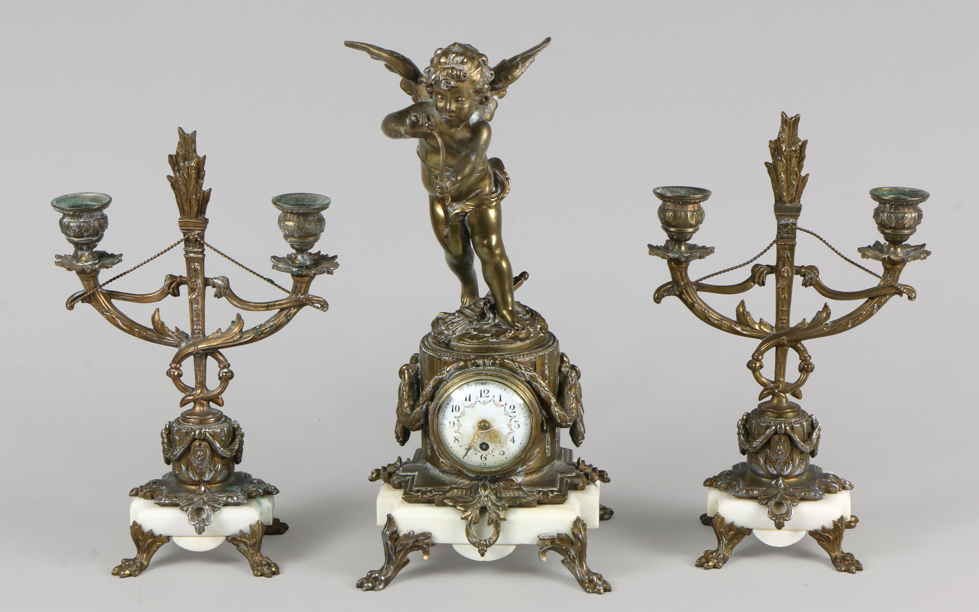  GARNITURE FRANCESA FORMADA POR TRES PIEZAS. 