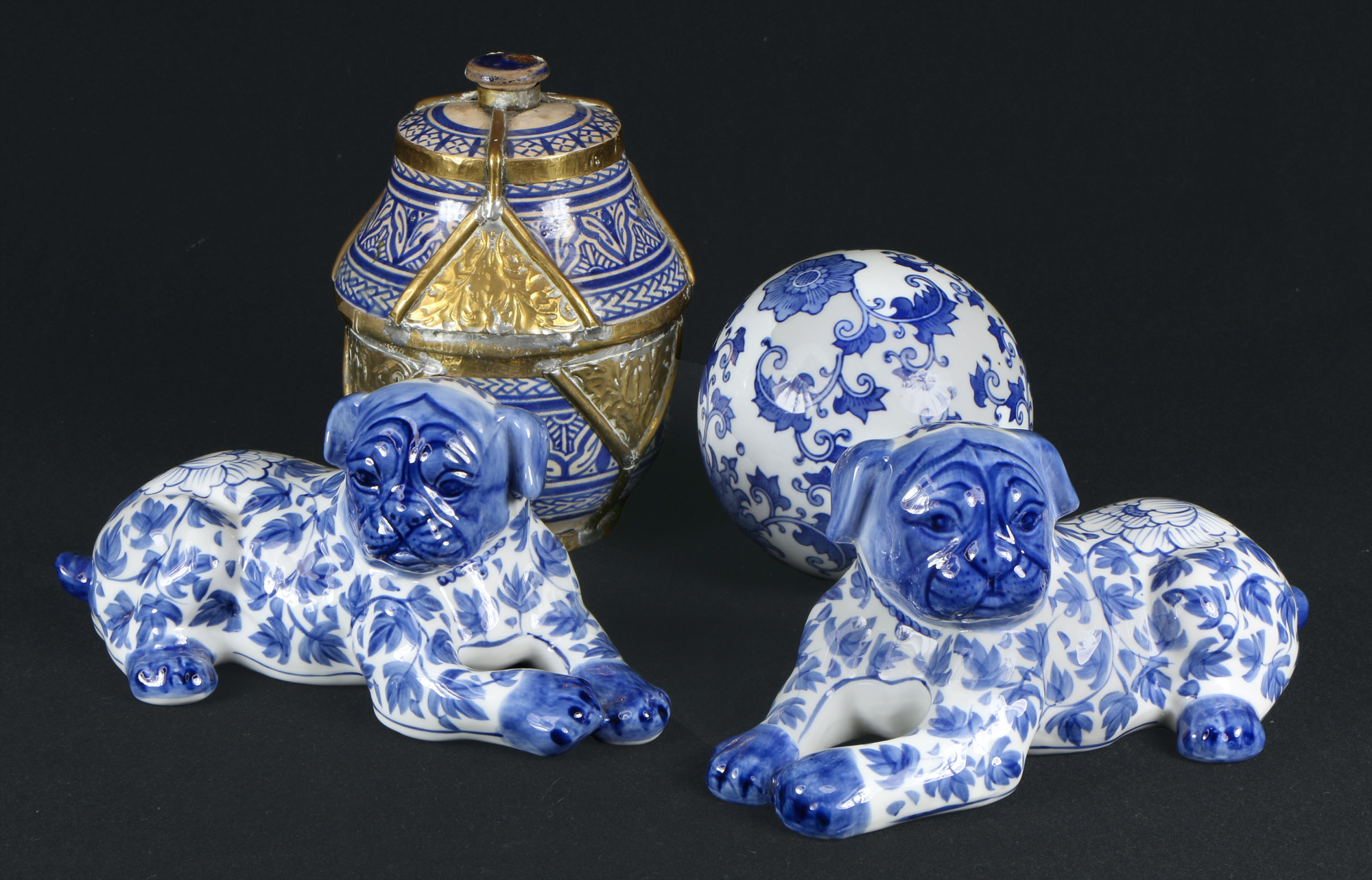 CUATRO OBJETOS DECORATIVOS DIFERENTES EN AZUL Y BLANCO. CUATRO OBJETOS DECORATIVOS DIFERENTES EN AZUL Y BLANCO.