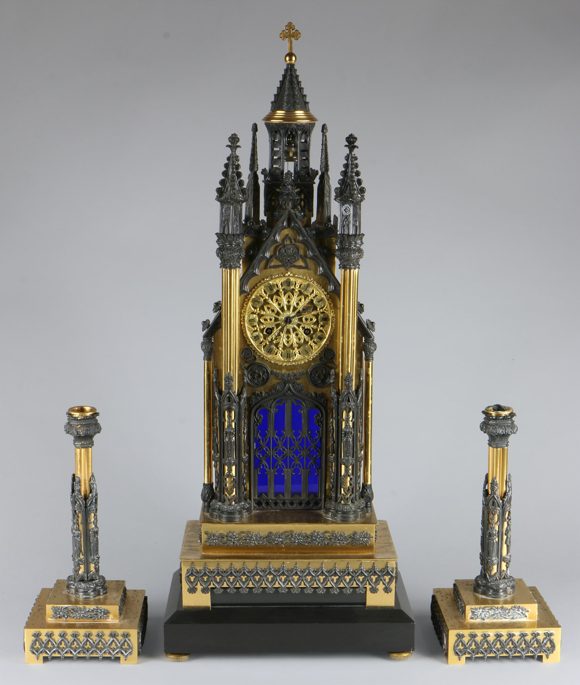  GARNITURE DE BRONCE CINCELADO, DORADO Y PATINADO. 