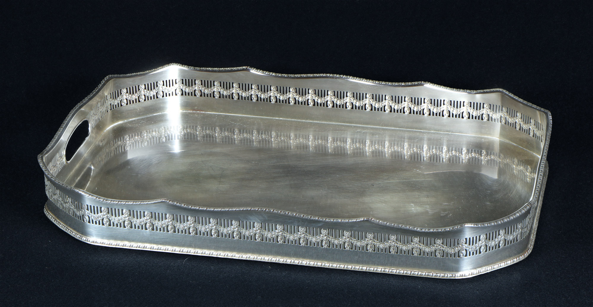 BANDEJA DE METAL EUROPEO PLATEADO. BANDEJA DE METAL EUROPEO PLATEADO.