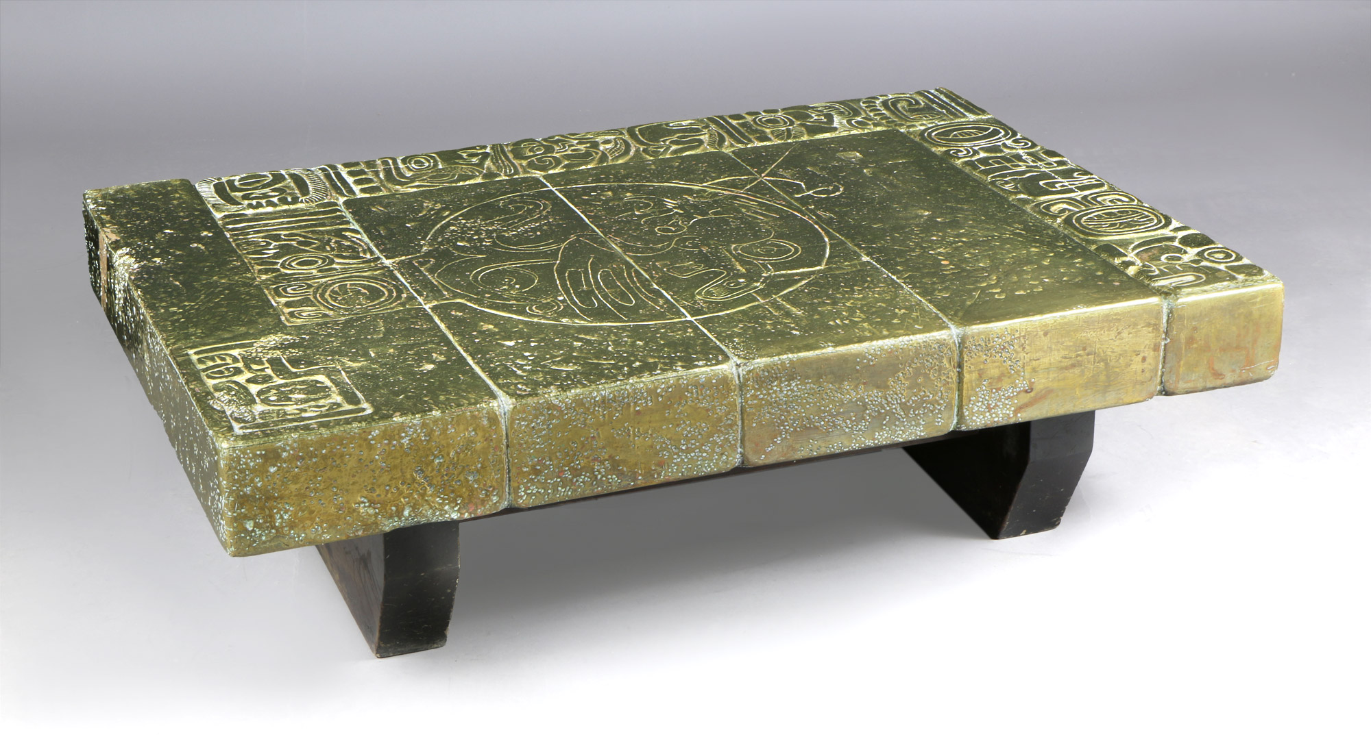  MESA BAJA MARROQUI CON REVESTIMIENTO DE CHAPA DE BRONCE.