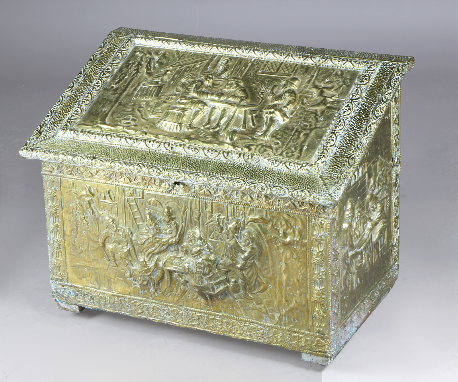 LEÑERA DE MADERA REVESTIDA EN CHAPA DE BRONCE. LEÑERA DE MADERA REVESTIDA EN CHAPA DE BRONCE.