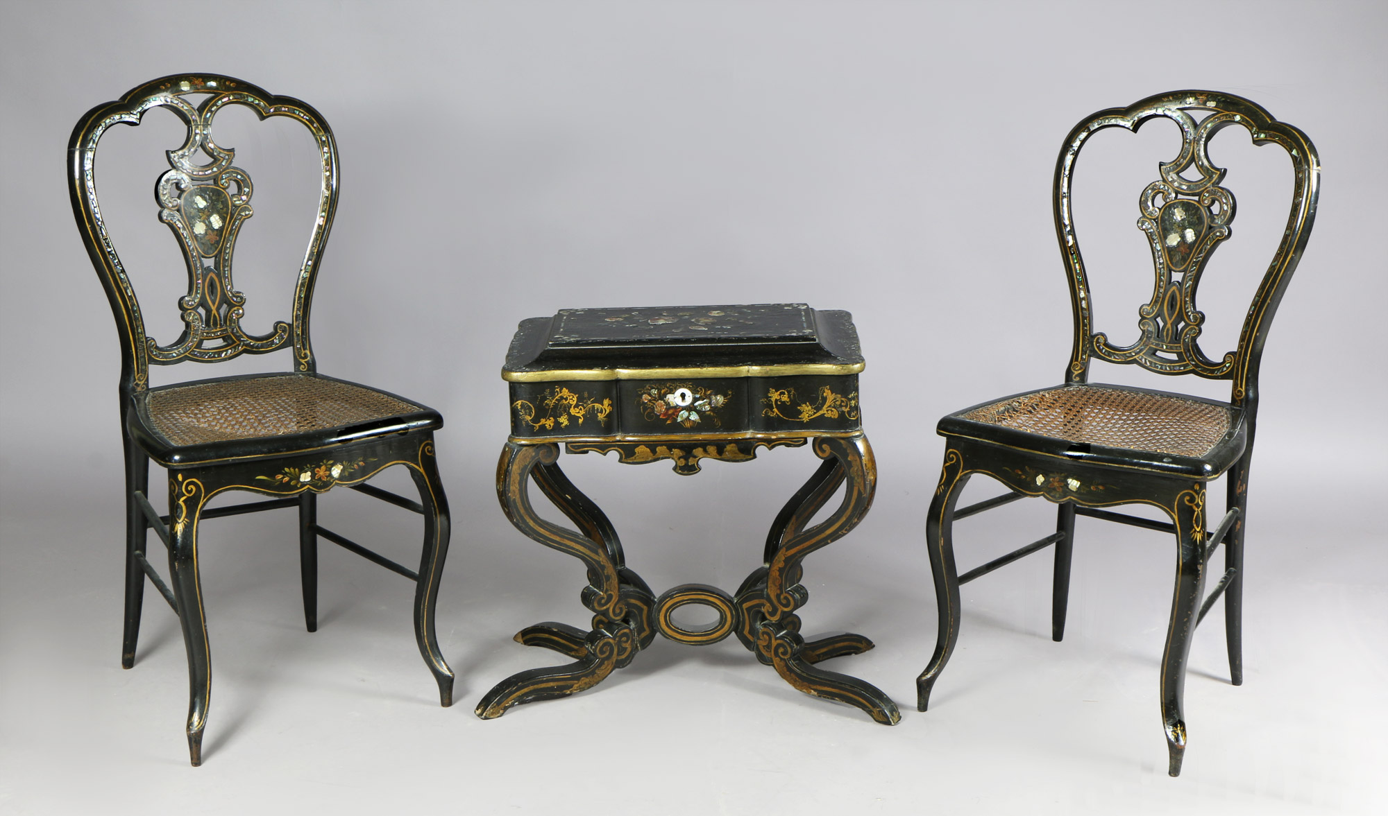 PAR DE SILLAS Y MESA COSTURERO INGLESAS ISABELINAS. PAR DE SILLAS Y MESA COSTURERO INGLESAS ISABELINAS.