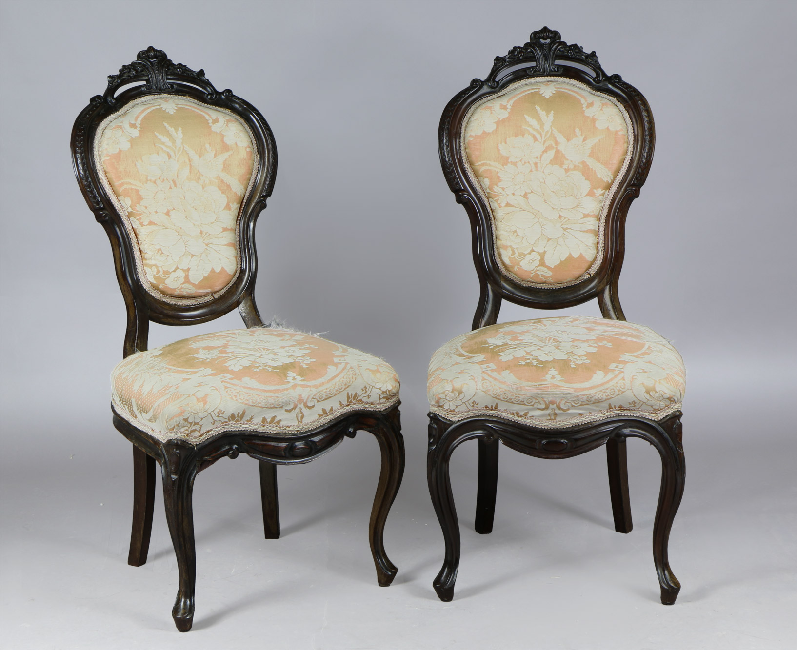  PAR DE ANTIGUAS SILLAS DE ESTILO COLONIAL.