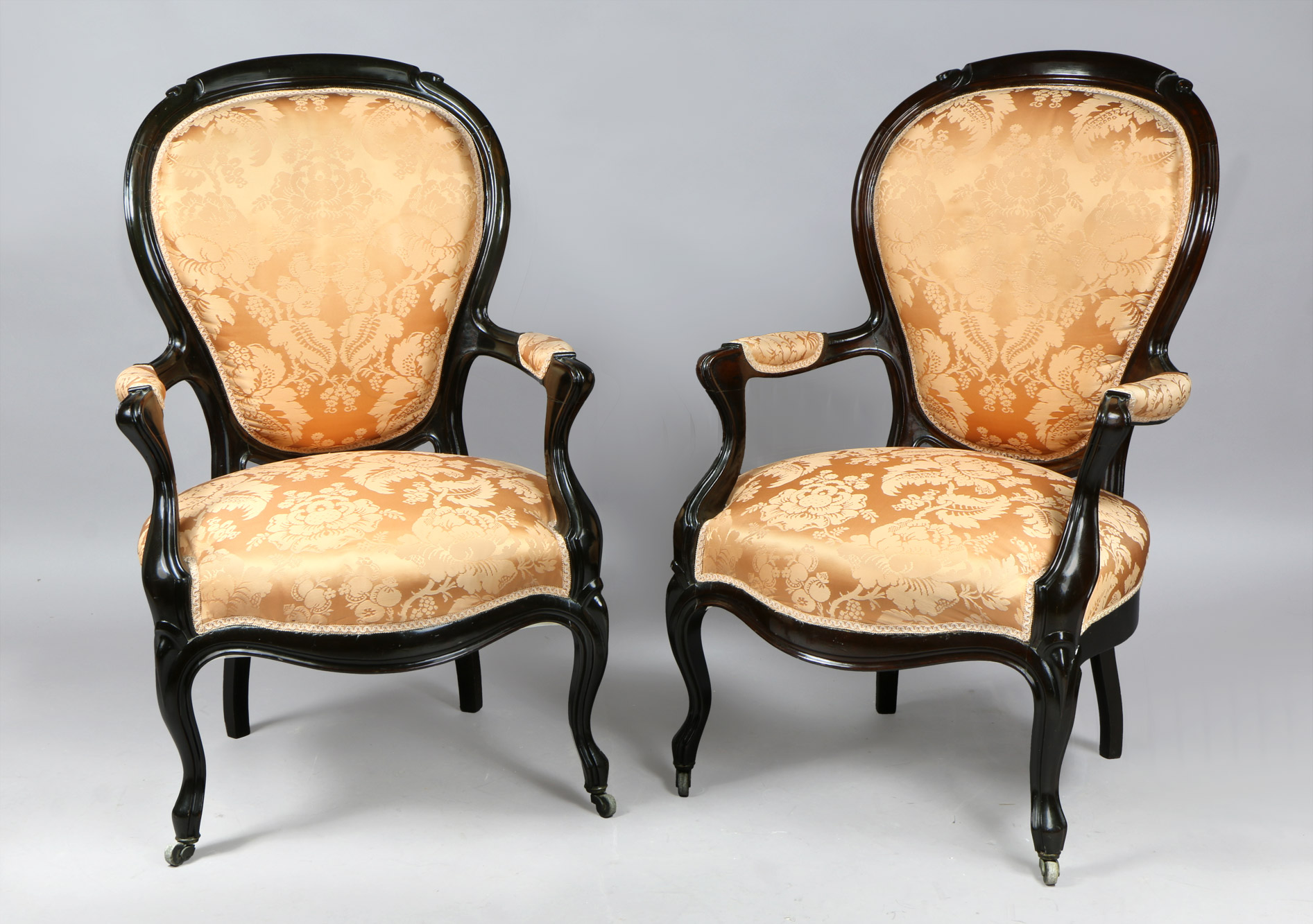  PAR DE ANTIGUOS SILLONES DE ESTILO COLONIAL.