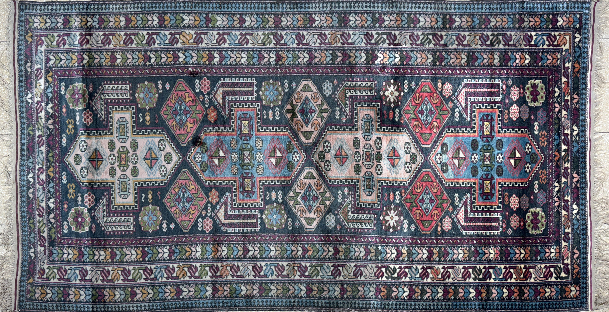 ALFOMBRA PERSA DE LANA TEJIDA A MANO. ALFOMBRA PERSA DE LANA TEJIDA A MANO.