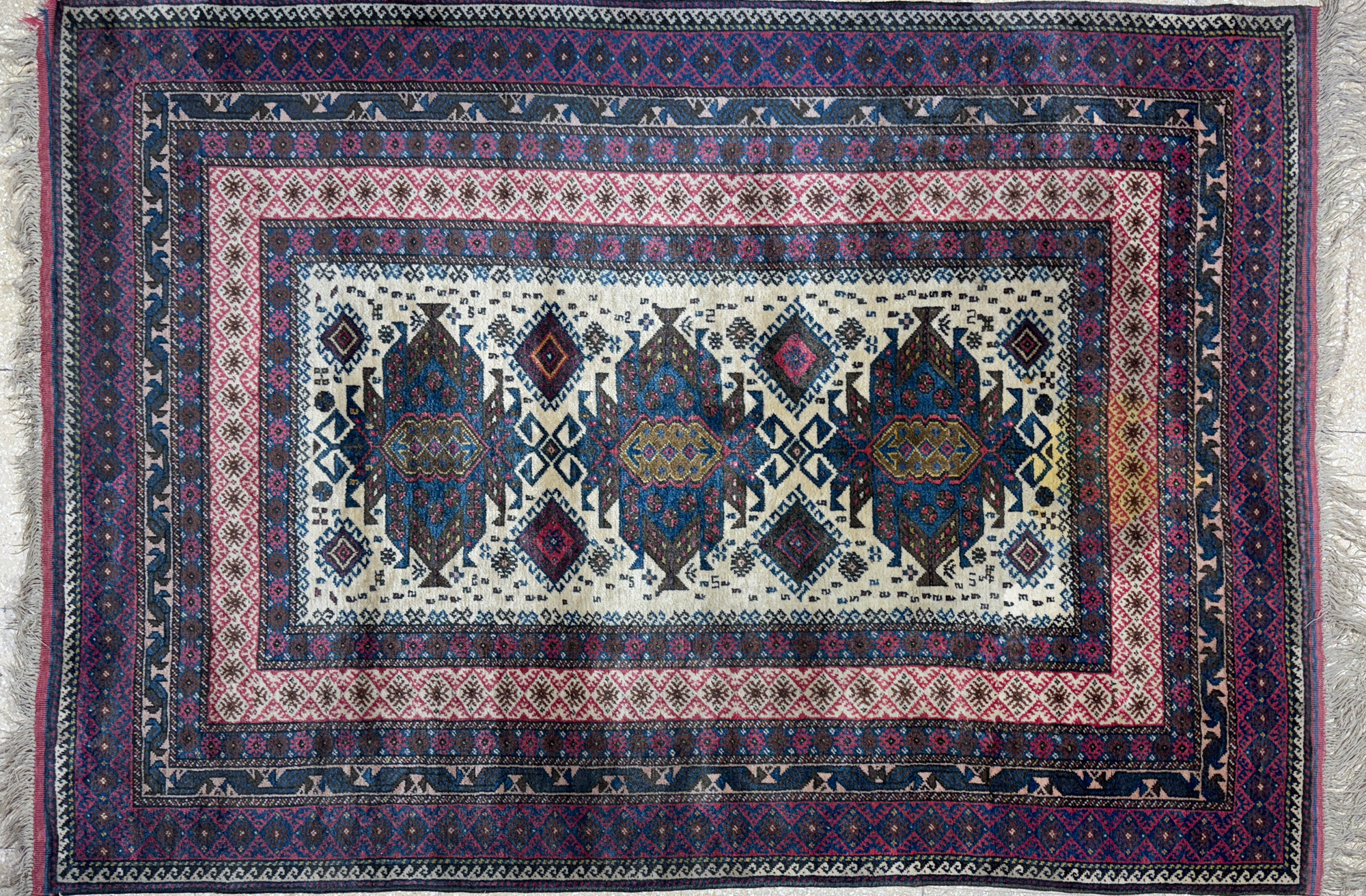 ALFOMBRA PAKISTANI DE LANA TEJIDA A MANO. ALFOMBRA PAKISTANI DE LANA TEJIDA A MANO.